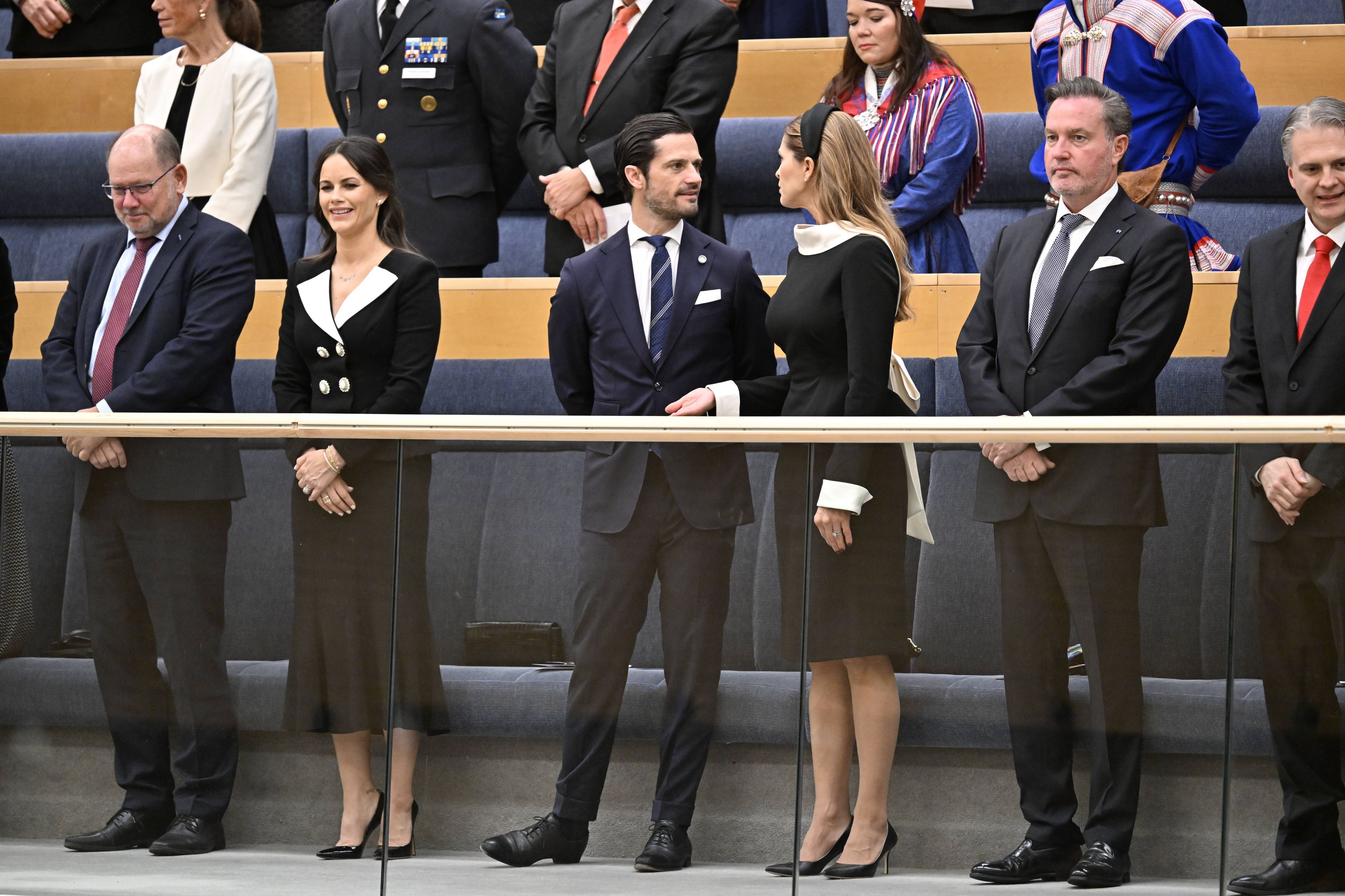 Traditioneller Dresscode im Plenarsaal: Prinzessin Sofia (2.v.l.) präsentiert ihren Schwarz-Weiß-Look während der Eröffnungssitzung an der Seite von Prinz Carl Philip, Prinzessin Madeleine, Christopher O’Neill und Schwedens Botschafter in den USA, Urban Ahlin (l.).