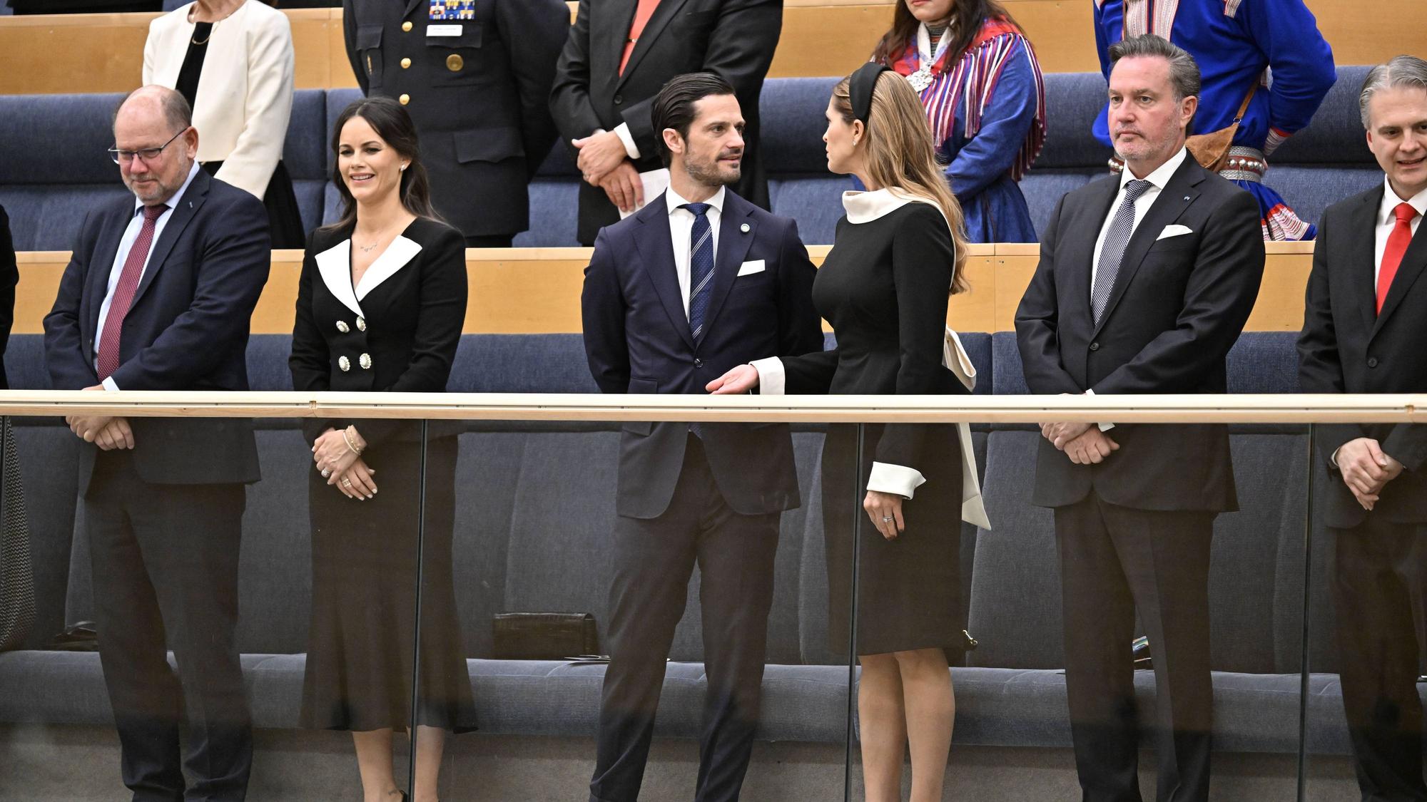 Traditioneller Dresscode im Plenarsaal: Prinzessin Sofia (2.v.l.) präsentiert ihren Schwarz-Weiß-Look während der Eröffnungssitzung an der Seite von Prinz Carl Philip, Prinzessin Madeleine, Christopher O’Neill und Schwedens Botschafter in den USA, Urban Ahlin (l.).