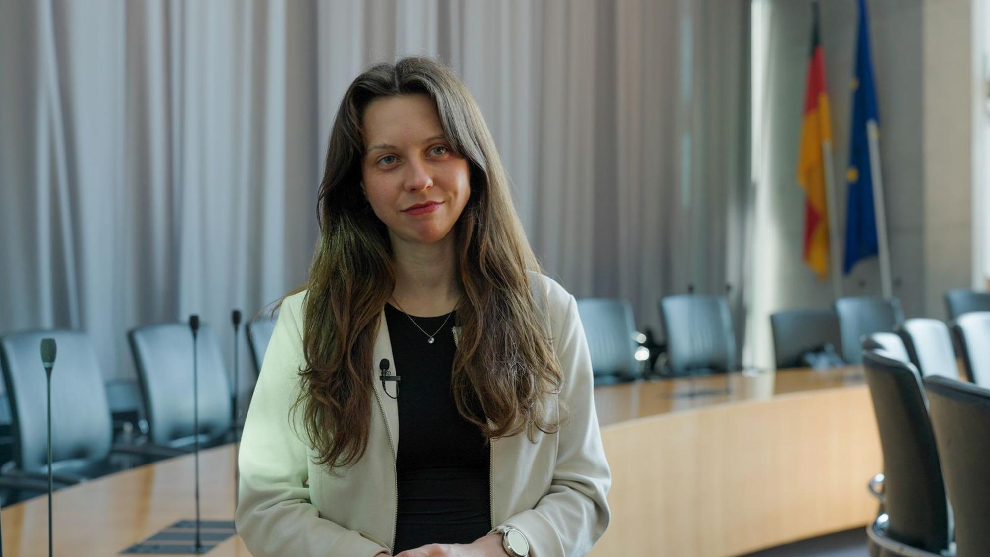 Zoe Mayer, Bundestagsabgeordnete für die Partei Bündnis 90/Die Grünen, kämpft für bessere Einblicke in Tierversuchslabore. (Bild: ZDF/Manfred Karremann)