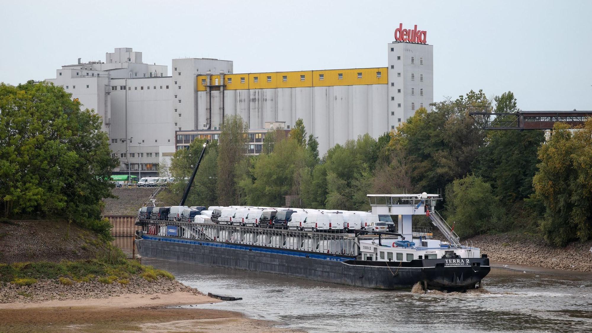 Frachtschiff fährt sich im Düsseldorfer Hafen fest