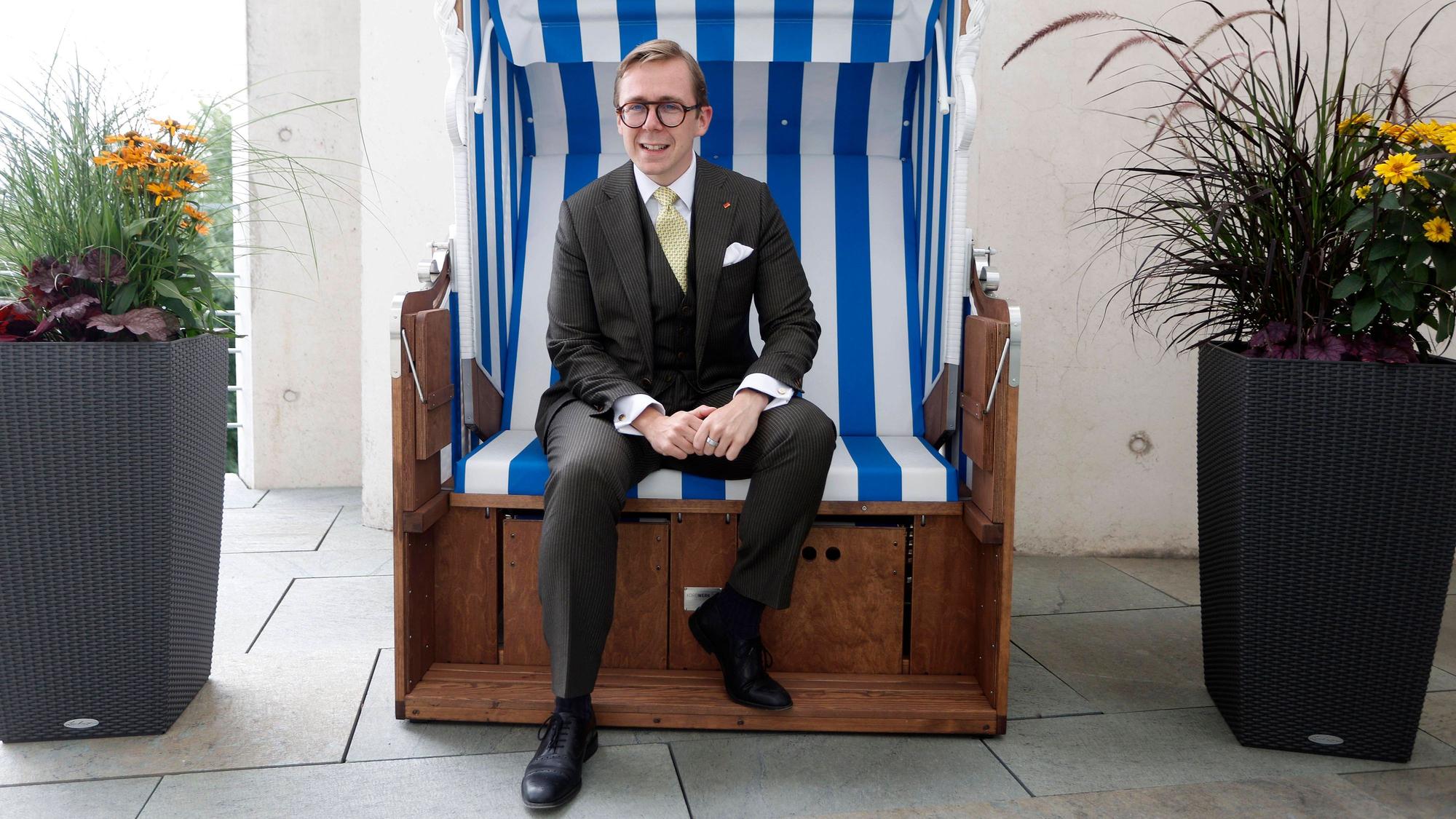 Philipp Amthor in einem Strandkorb aus Mecklenburg-Vorpommern auf dem Balkon seines Büro. Inzwischen trennte sich Amthor wieder von dem Strandkorb.