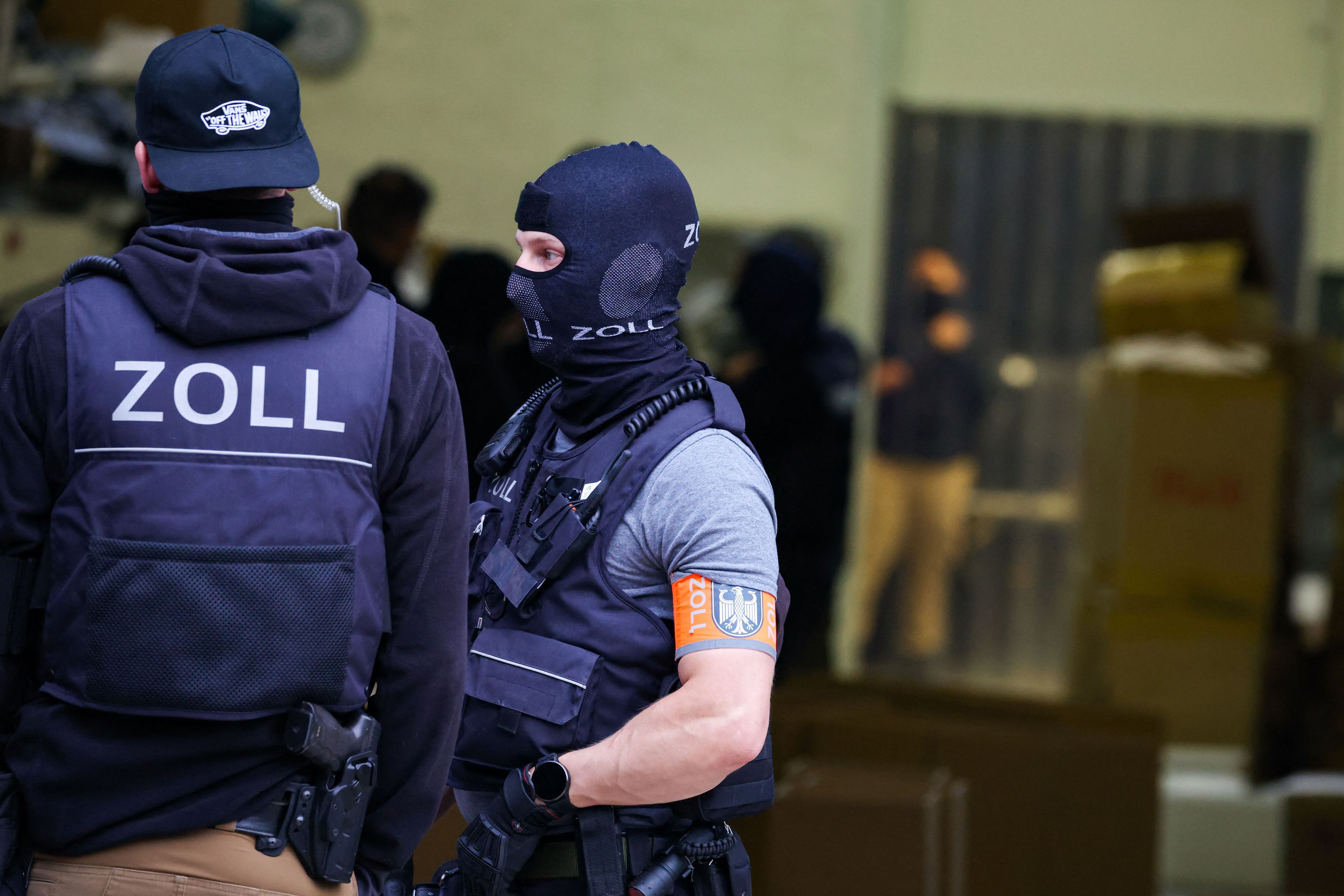 Beamte des Zolls durchsuchen eine Lagerhalle in Krefeld.