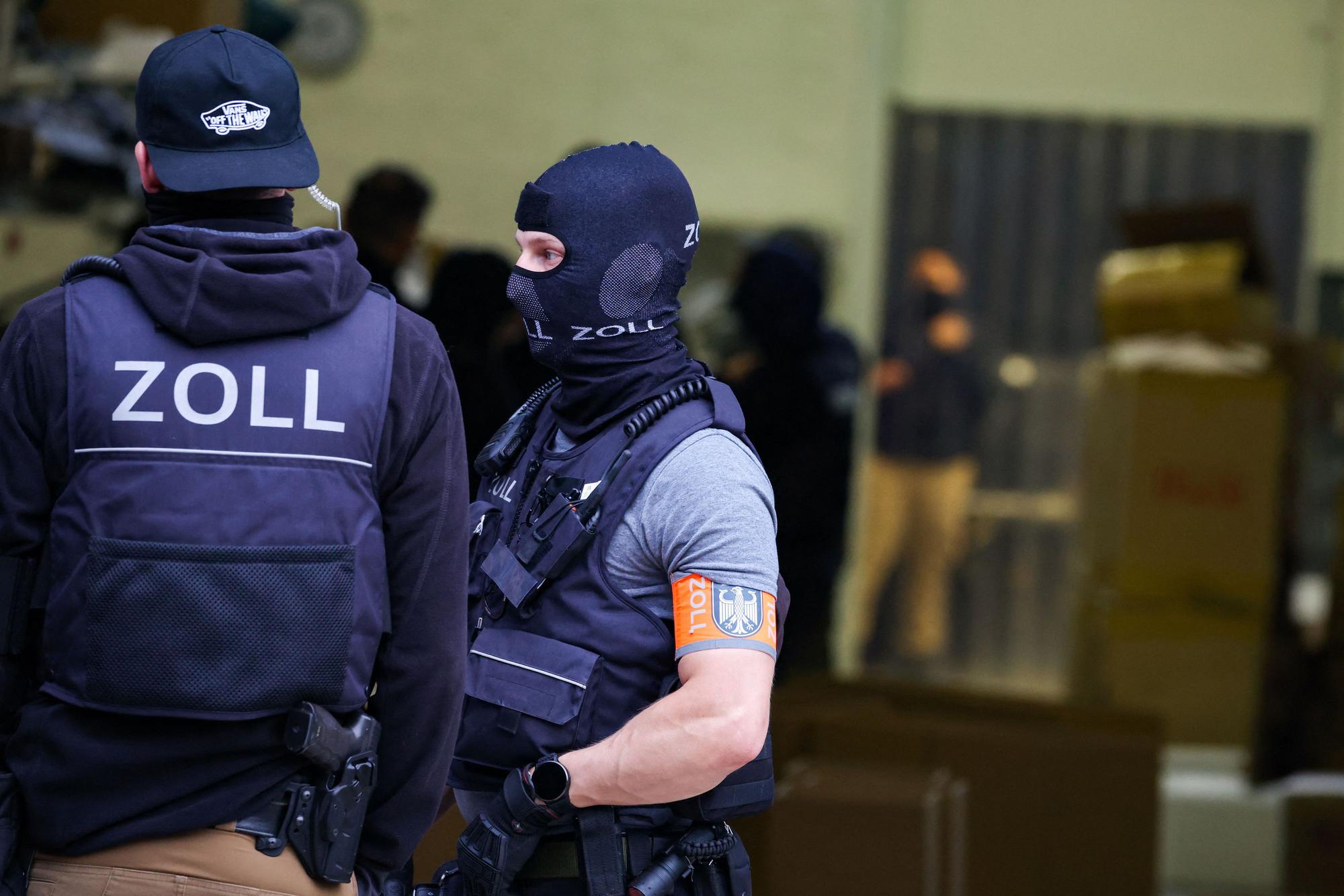 Beamte des Zolls durchsuchen eine Lagerhalle in Krefeld.