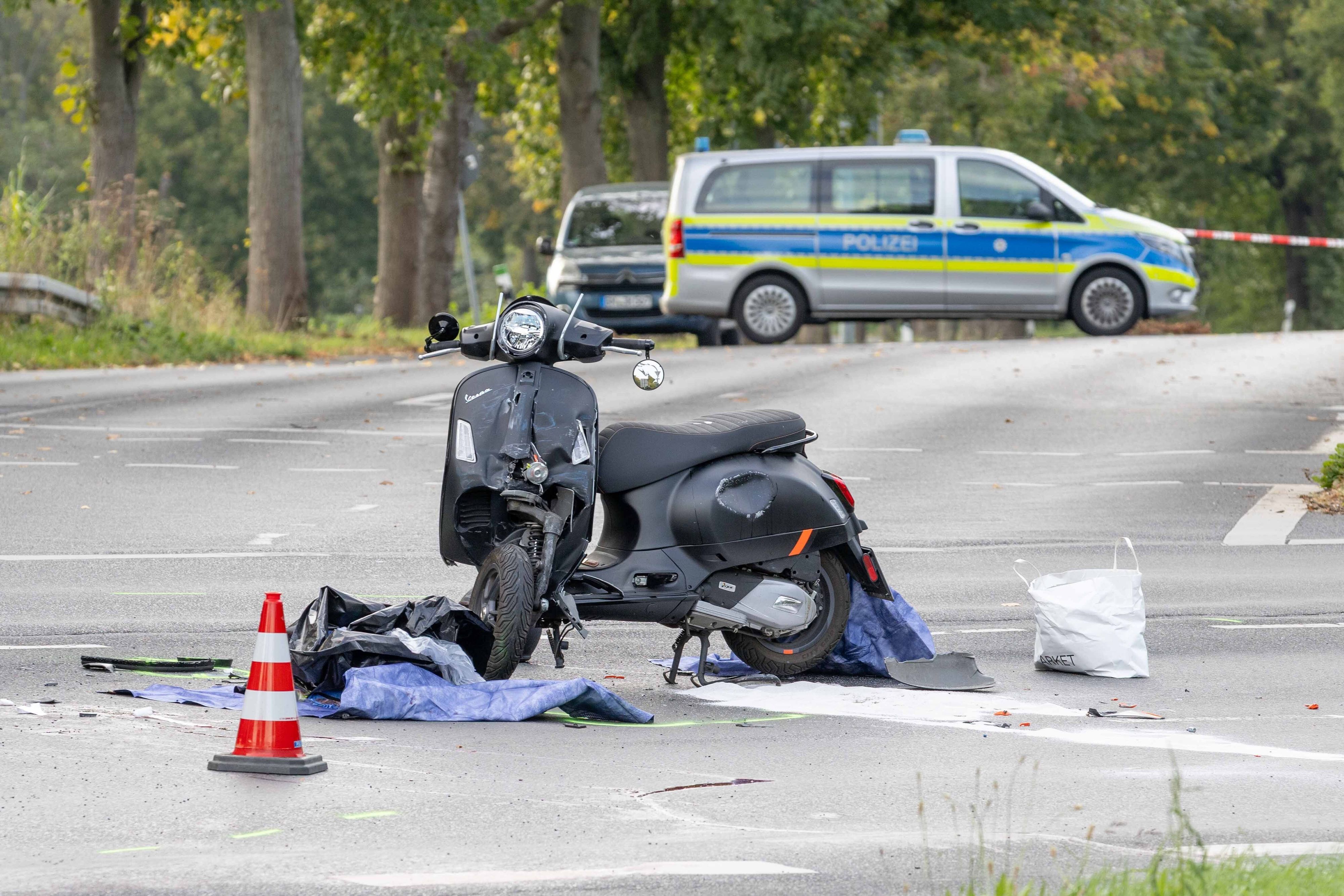 Hürth: Ein Roller steht nach einem Unfall am Dienstag (29. September) mit einem Einsatzfahrzeug der Polizei auf der Straße.+