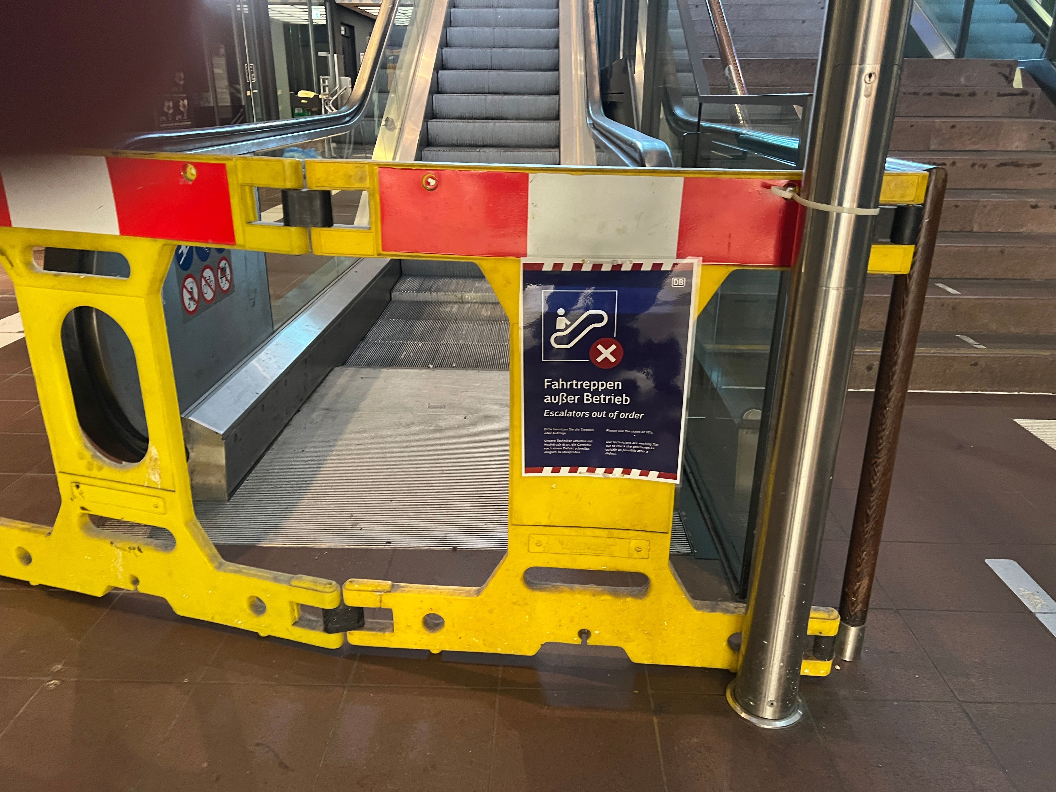 Entsprechend der alten Luftfahrt-Weisheit „Runter kommen sie immer“ ist die Abwärts-Rolltreppe vom Bahnhofs-Foyer zur Stadtbahn-Ebene seit vielen Wochen gesperrt. Die Fotos zeigen die defekte „Fahrtreppe“ einmal von oben und einmal von unten. Als Alternativen stehen den Passanten eine Treppe und der aktuell nicht defekte Aufzug zu Gleis 1 zur Verfügung.