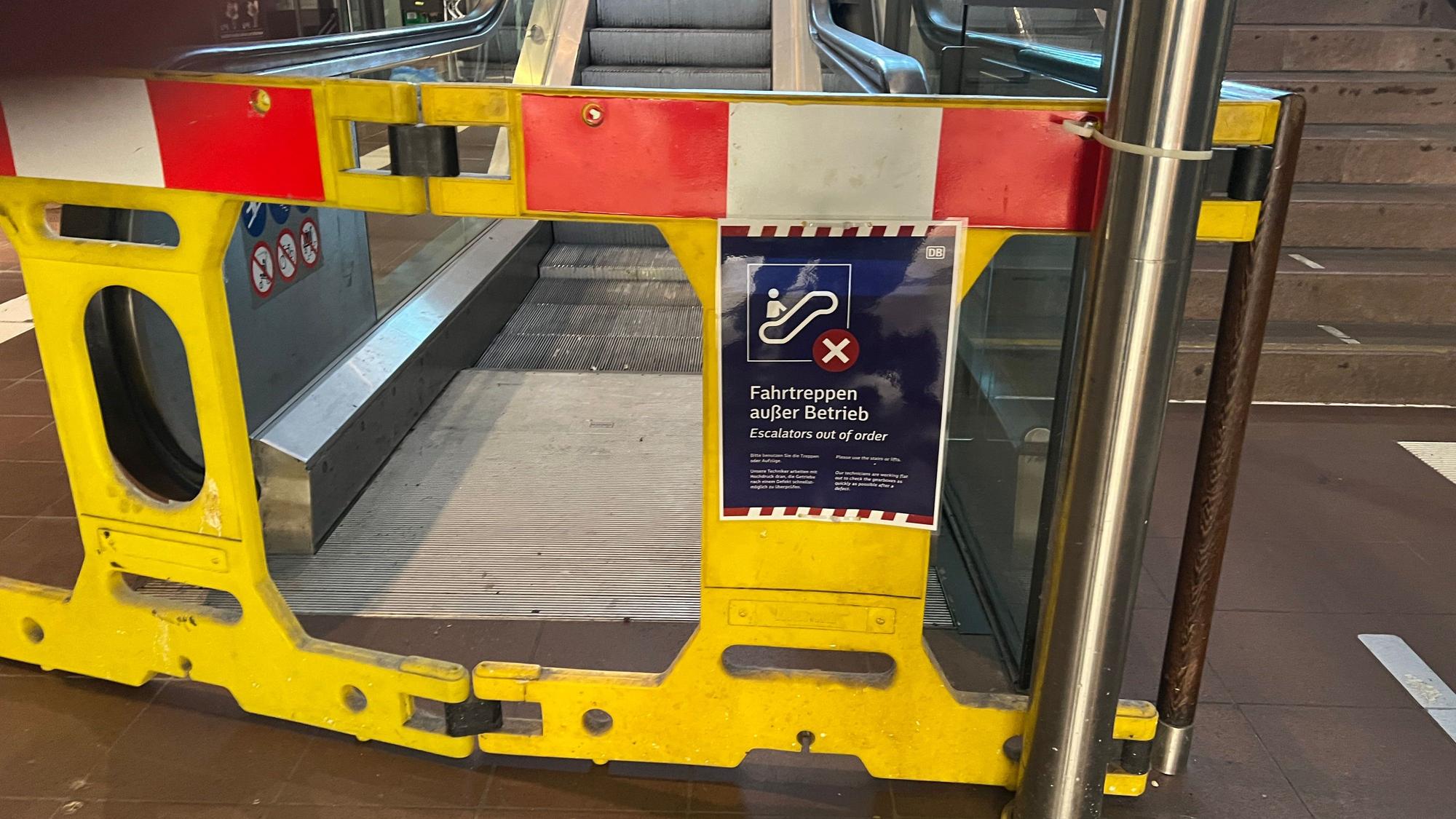 Entsprechend der alten Luftfahrt-Weisheit „Runter kommen sie immer“ ist die Abwärts-Rolltreppe vom Bahnhofs-Foyer zur Stadtbahn-Ebene seit vielen Wochen gesperrt. Die Fotos zeigen die defekte „Fahrtreppe“ einmal von oben und einmal von unten. Als Alternativen stehen den Passanten eine Treppe und der aktuell nicht defekte Aufzug zu Gleis 1 zur Verfügung.