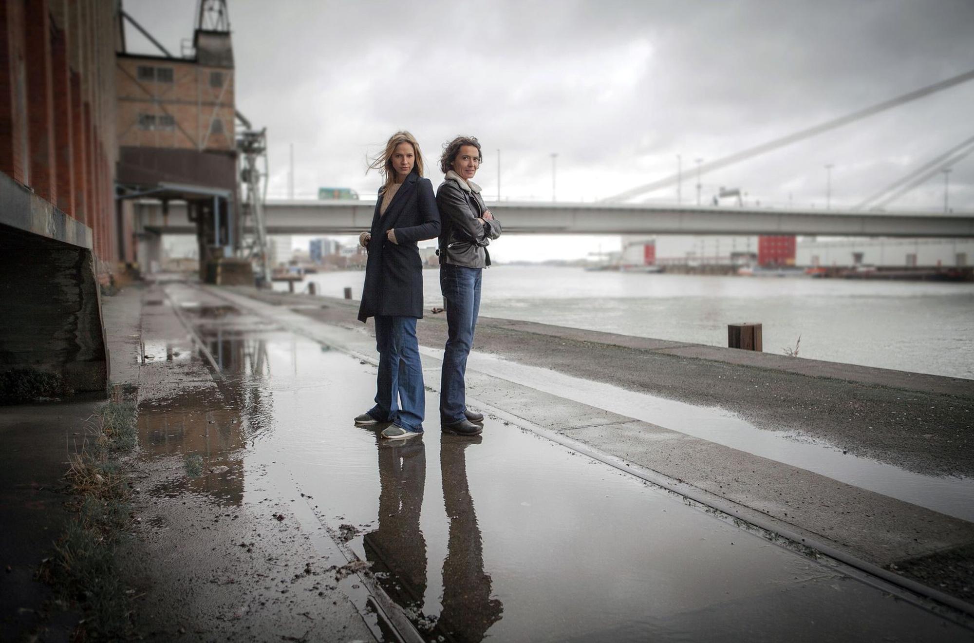 Aus der Zusammenarbeit der beiden Schauspielerinnen Lisa Bitter (links) und Ulrike Folkerts ist längst Freundschaft geworden. „Wir lassen gute Drehtage gern gemeinsam ausklingen“, sagt Bitter. (Bild: SWR/Sabine Hackenberg)
