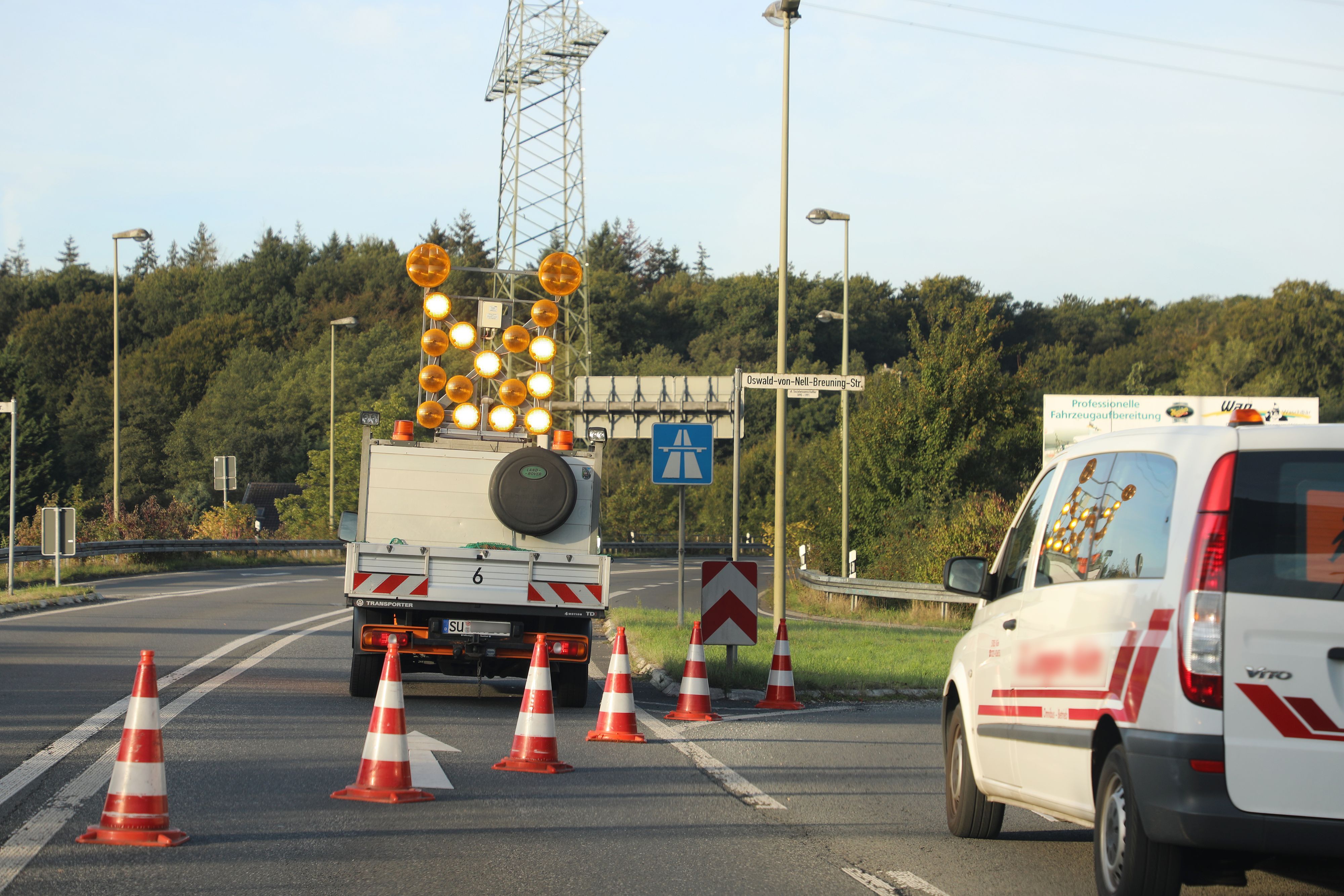 Ein Absperrfahrzeug steht auf der Autobahn 3 bei Köln-Königsforst.