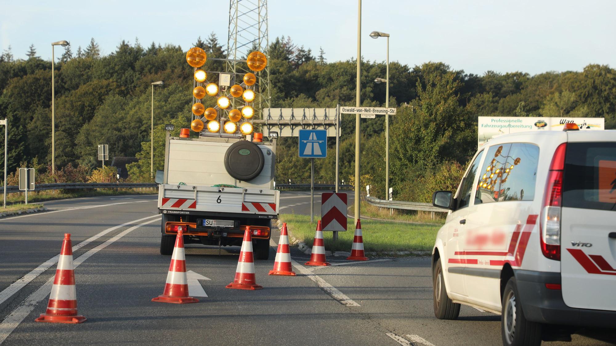 Ein Absperrfahrzeug steht auf der Autobahn 3 bei Köln-Königsforst.
