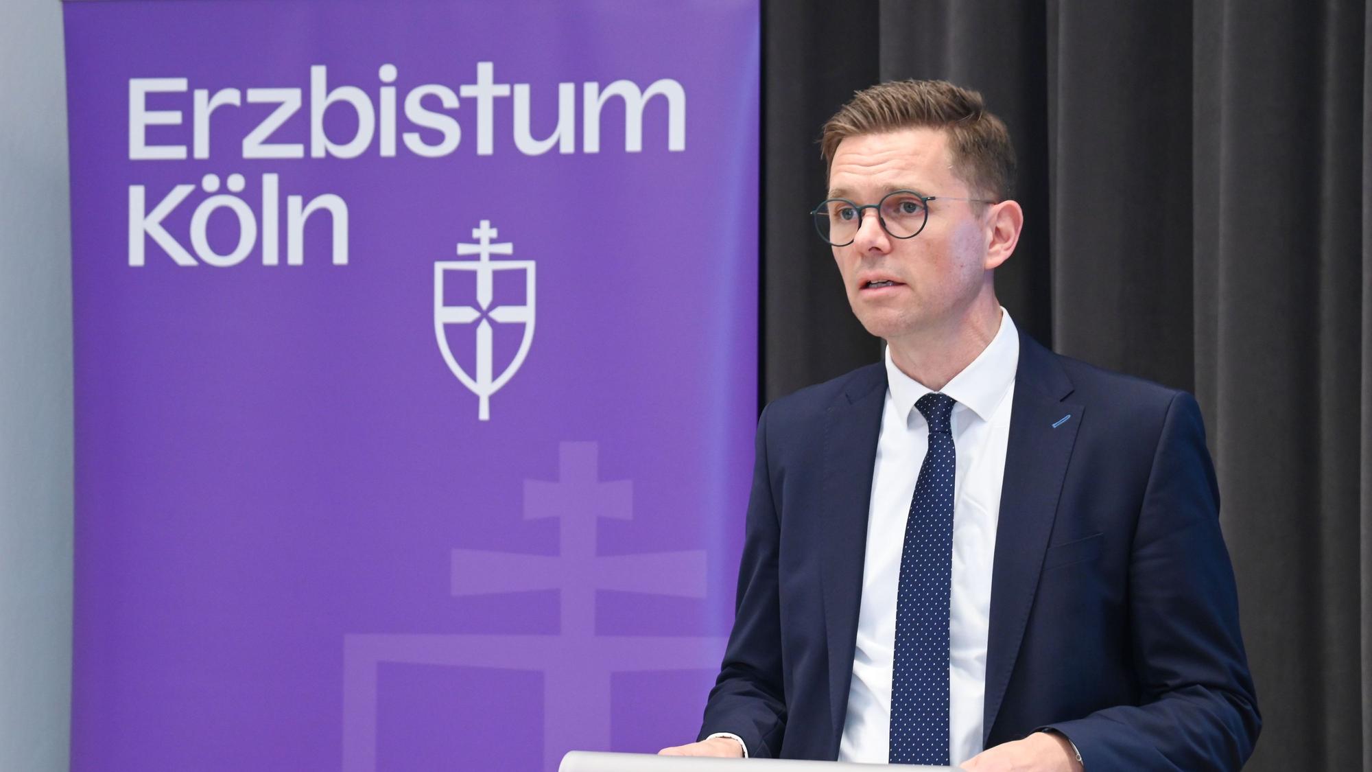 Gordon Sobbeck ist Ökonom des Erzbistums Köln. Er stellt den Finanzbericht vor, aus dem die Einnahmen hervorgehen. (Archivbild)