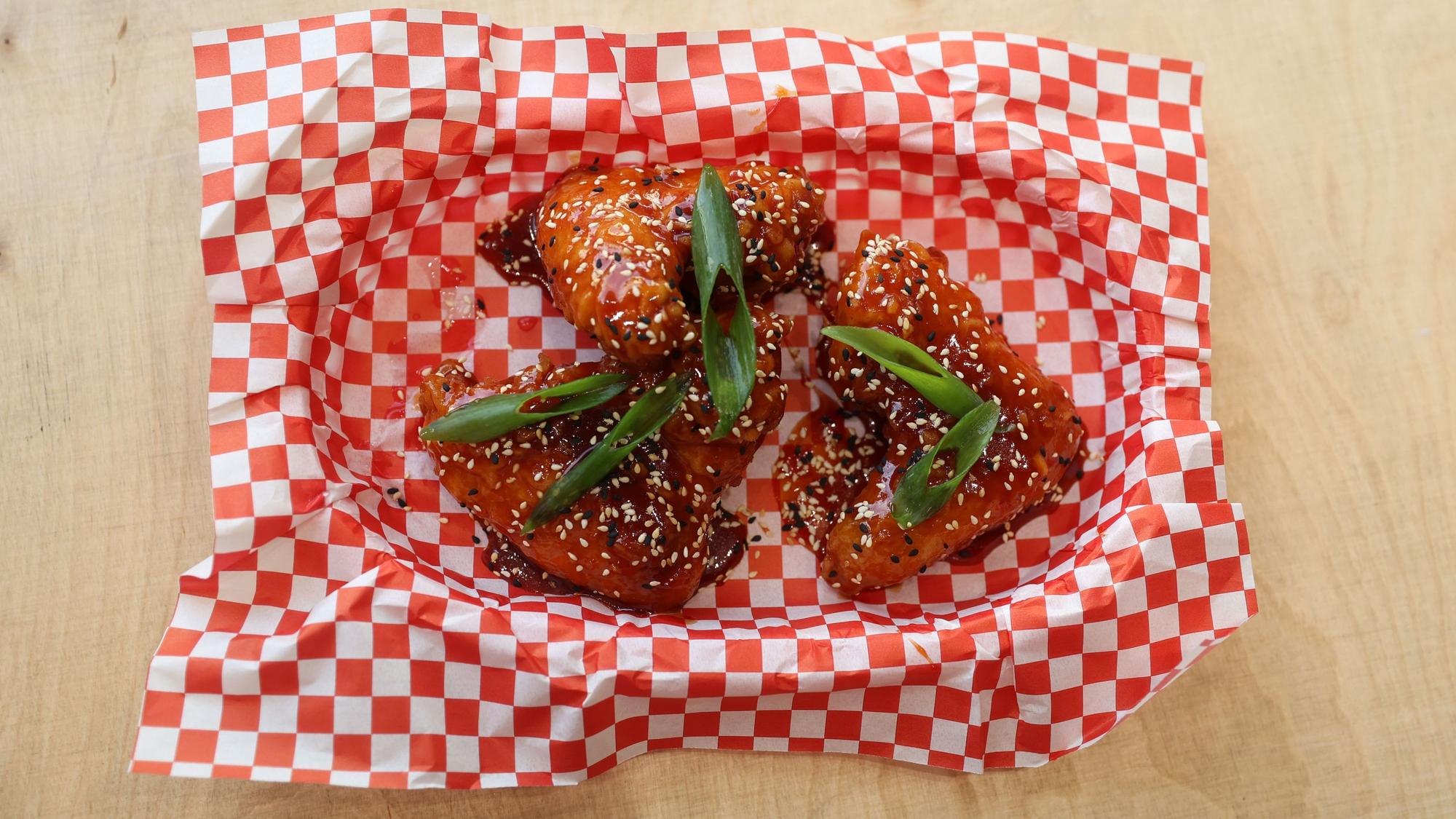 Chicken Wings beim Bistro Kosmo Wings.