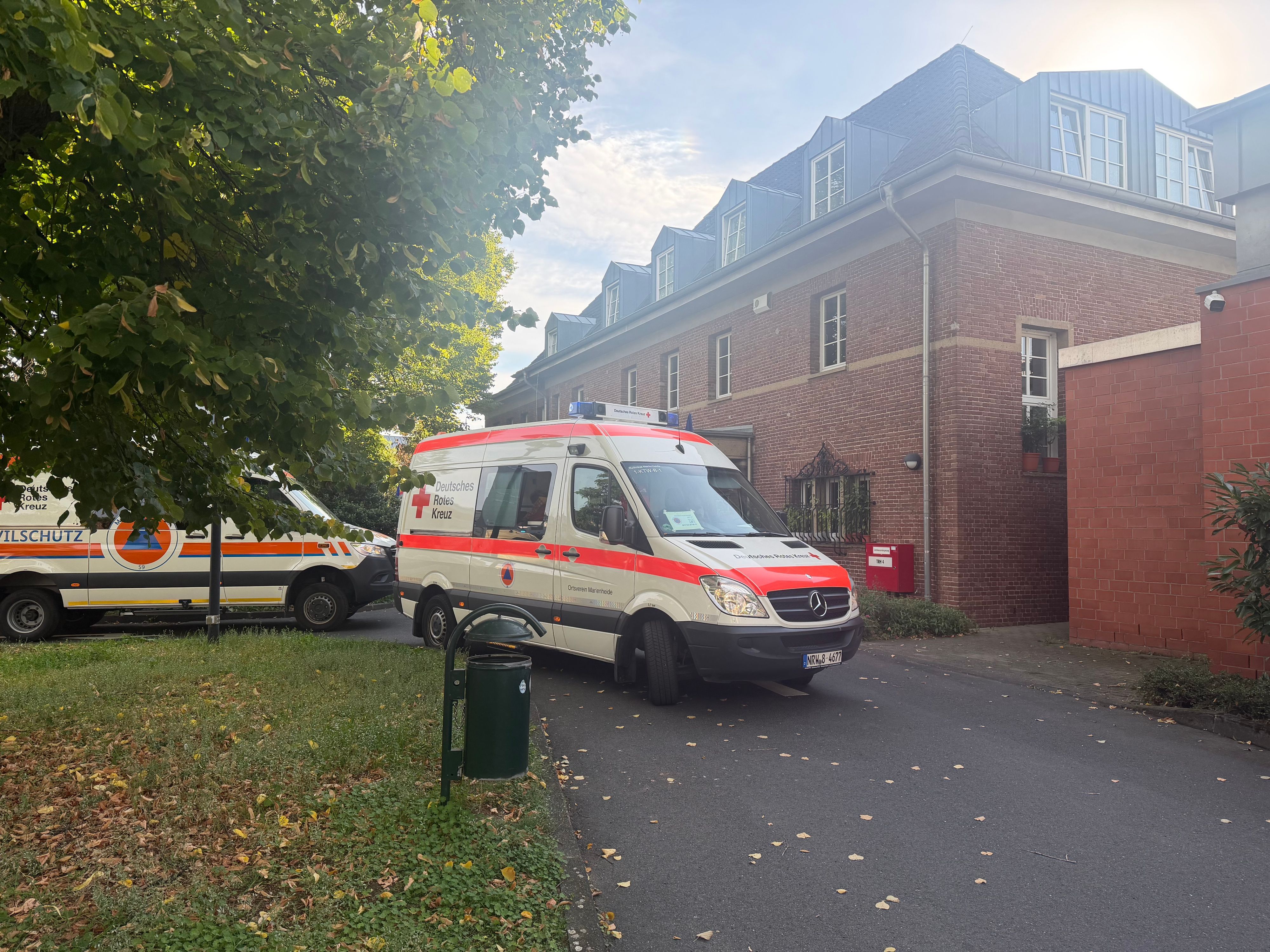 Mehrere Krankentransporte musste für die Evakuierung in Rodenkirchen erfolgen, unter anderem ein Altenheim lag im Gefahrenbereich.