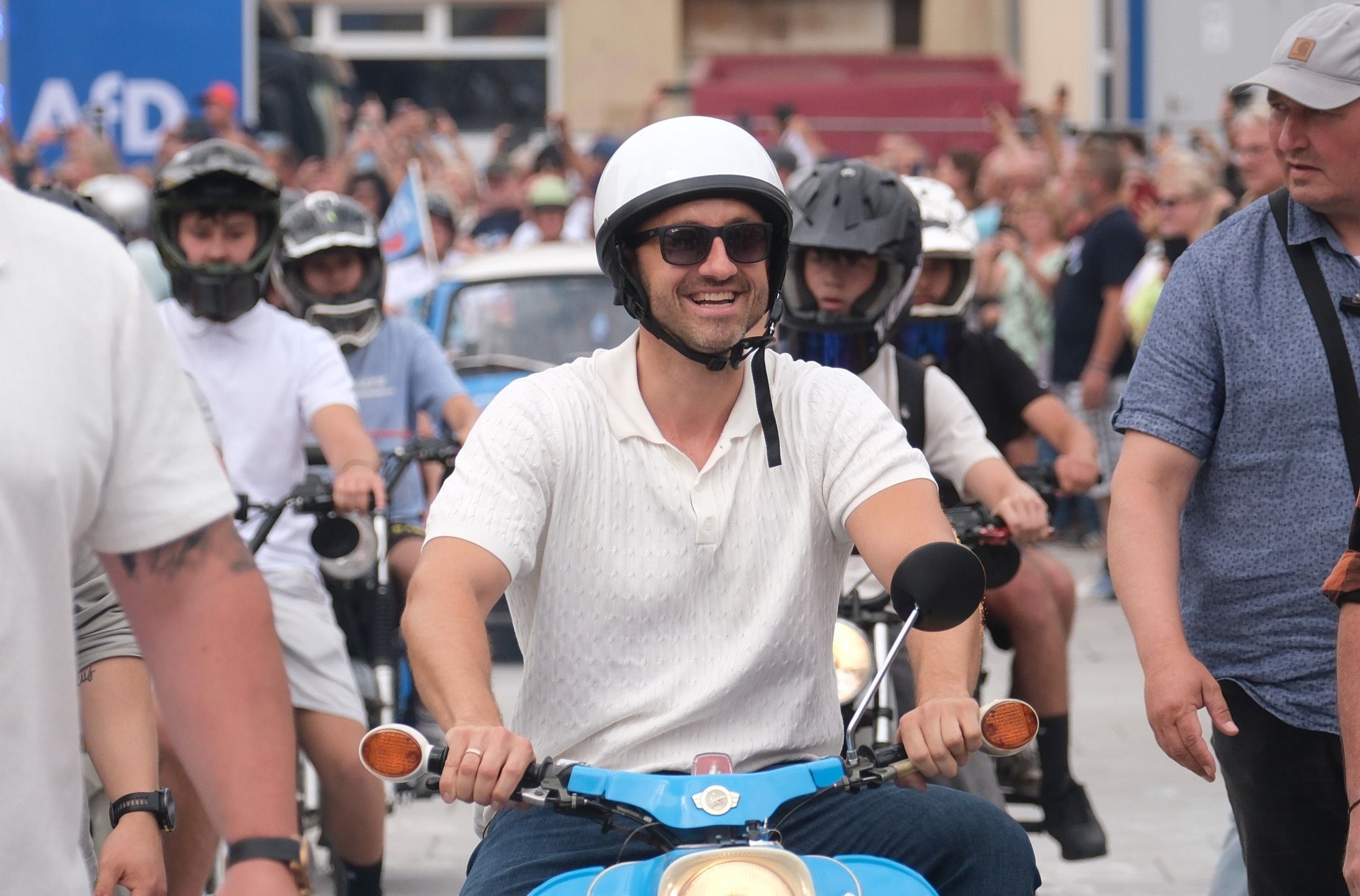 Ulrich Siegmund (M.), auf seinem Simson-Moped im Wahlkampf