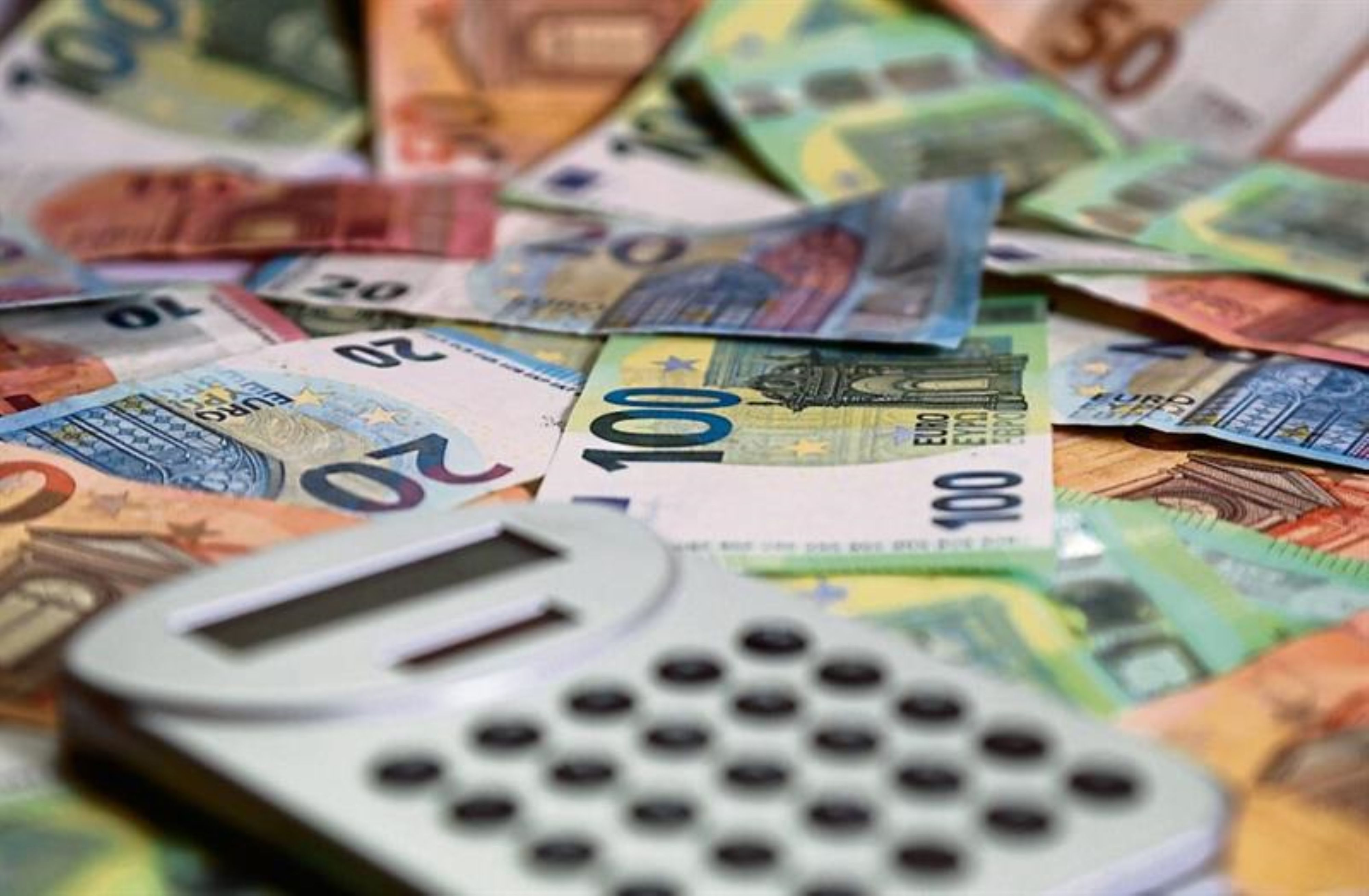 Zu sehen ist Geld und davor ein Taschenrechner