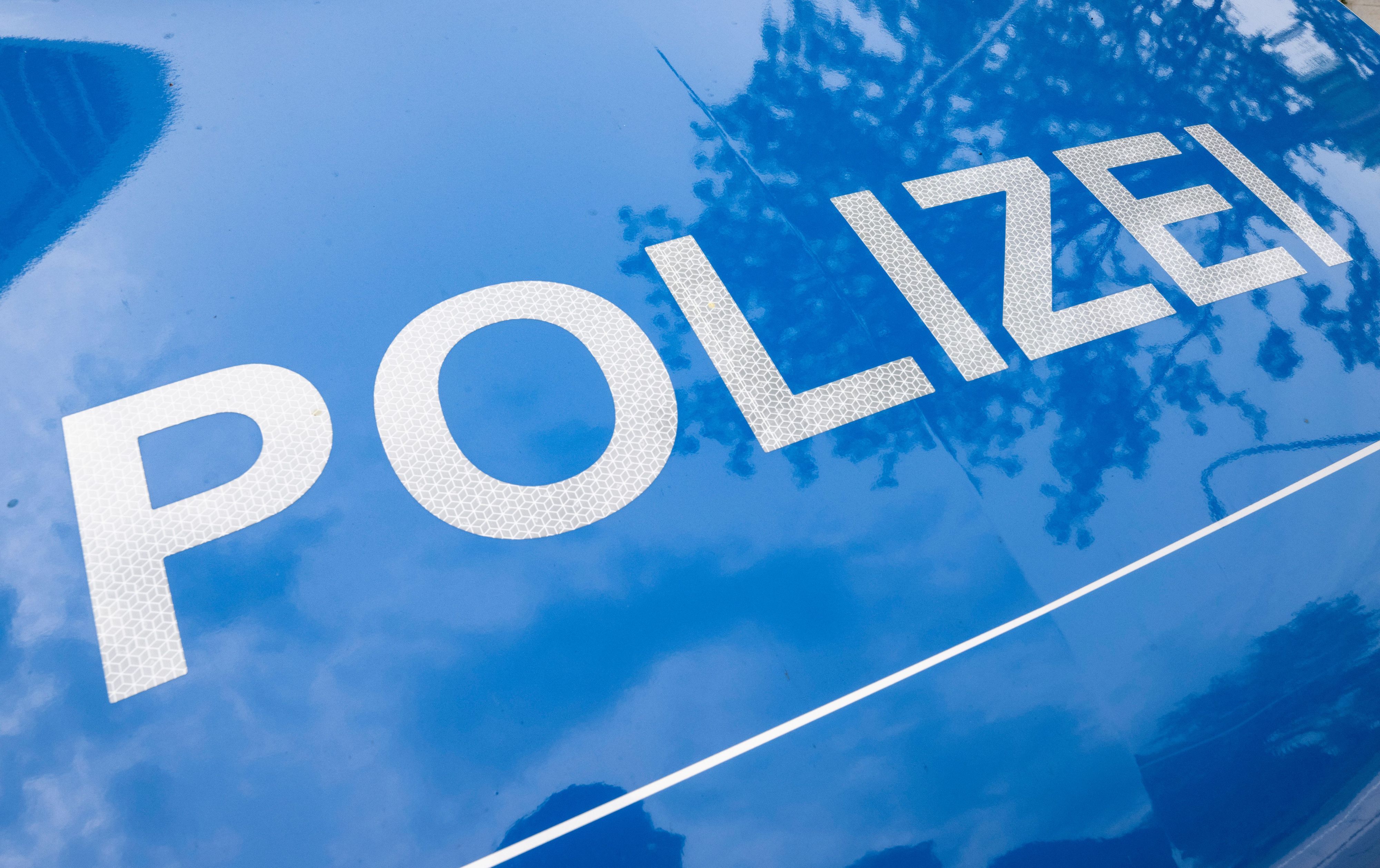 Der Schriftzug „Polizei“ ist auf einem Streifenwagen zu lesen.