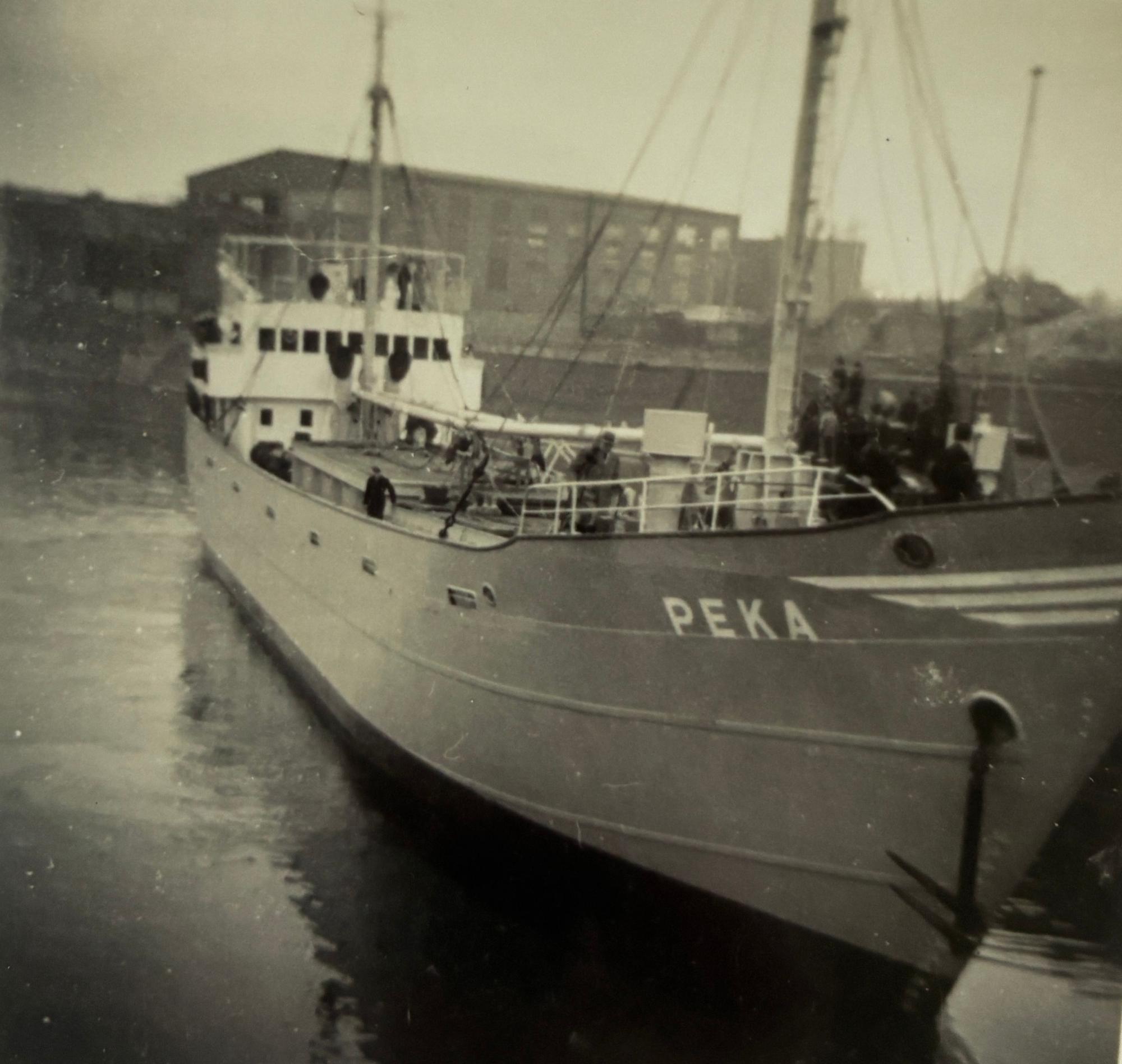 Frachtschiff im Deutzer Hafen