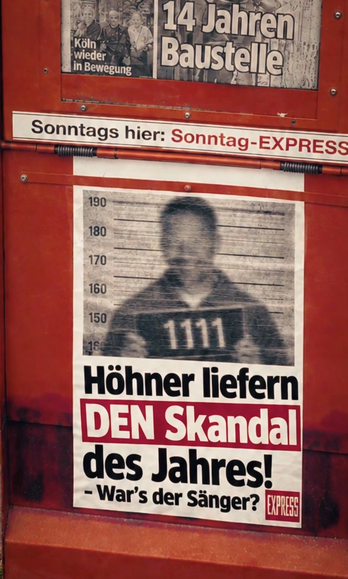 Eine sogenannte „Händler-Schürze“ am EXPRESS-Verkaufskasten.