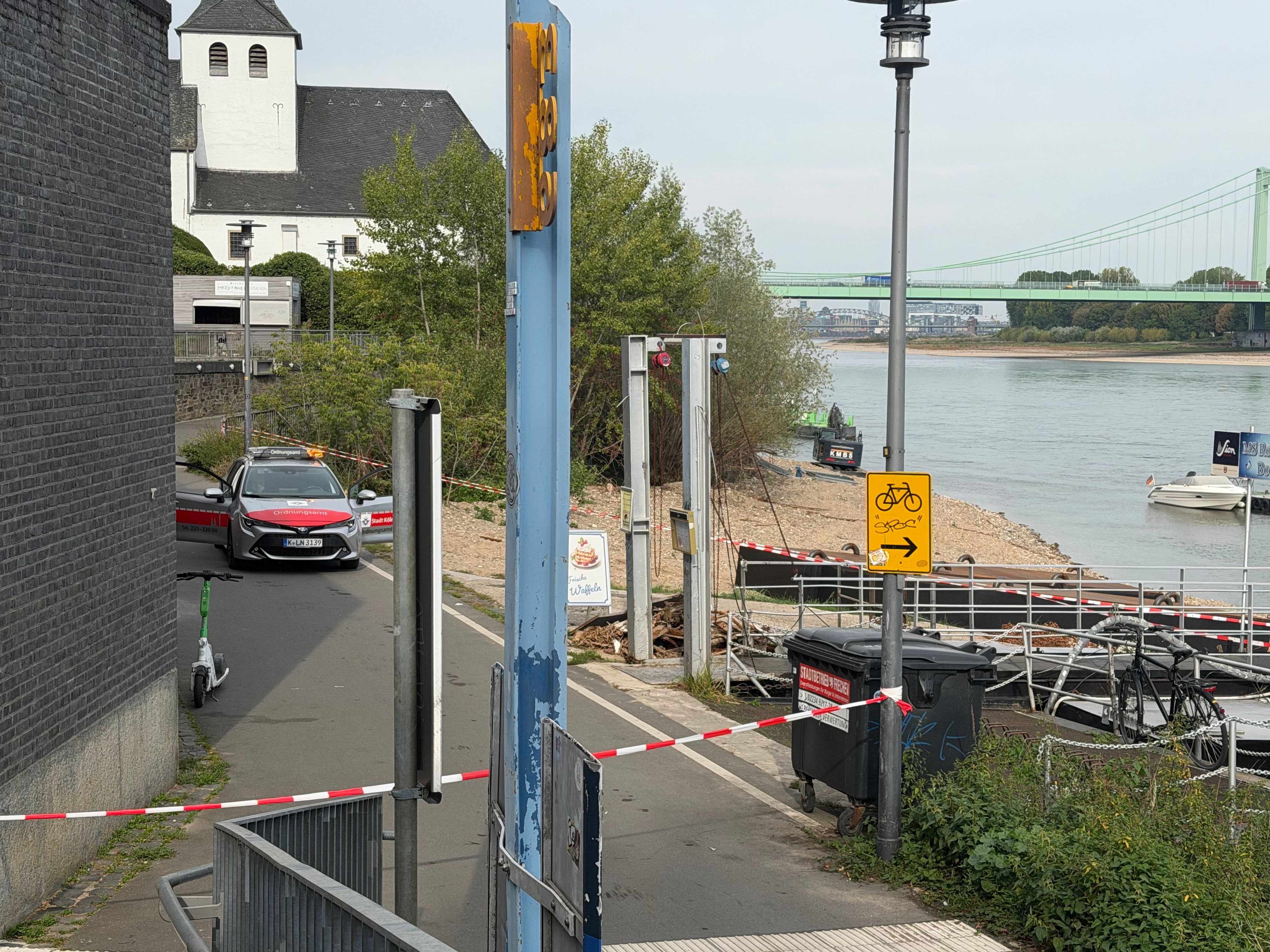 Der Blindgänger war von einem Passanten am Rheinufer entdeckt worden. Ein Bagger steht während der Evakuierung am Fundort.