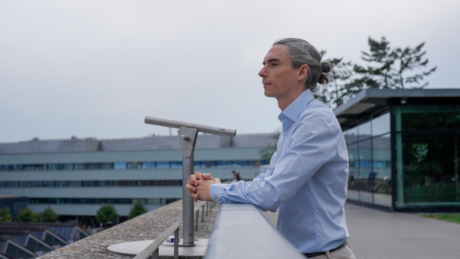Dr. Andreas Stucki arbeitet für das PETA Wissenschaftskonsortium. Er sagt: „Ich bin überzeugt: Die menschliche Biologie wird nur mit menschlichen Zellen widergespiegelt und ein Tierversuch kann nicht hundertprozentig voraussagen, was im menschlichen Körper passiert.“  (Bild: ZDF/Manfred Karremann)