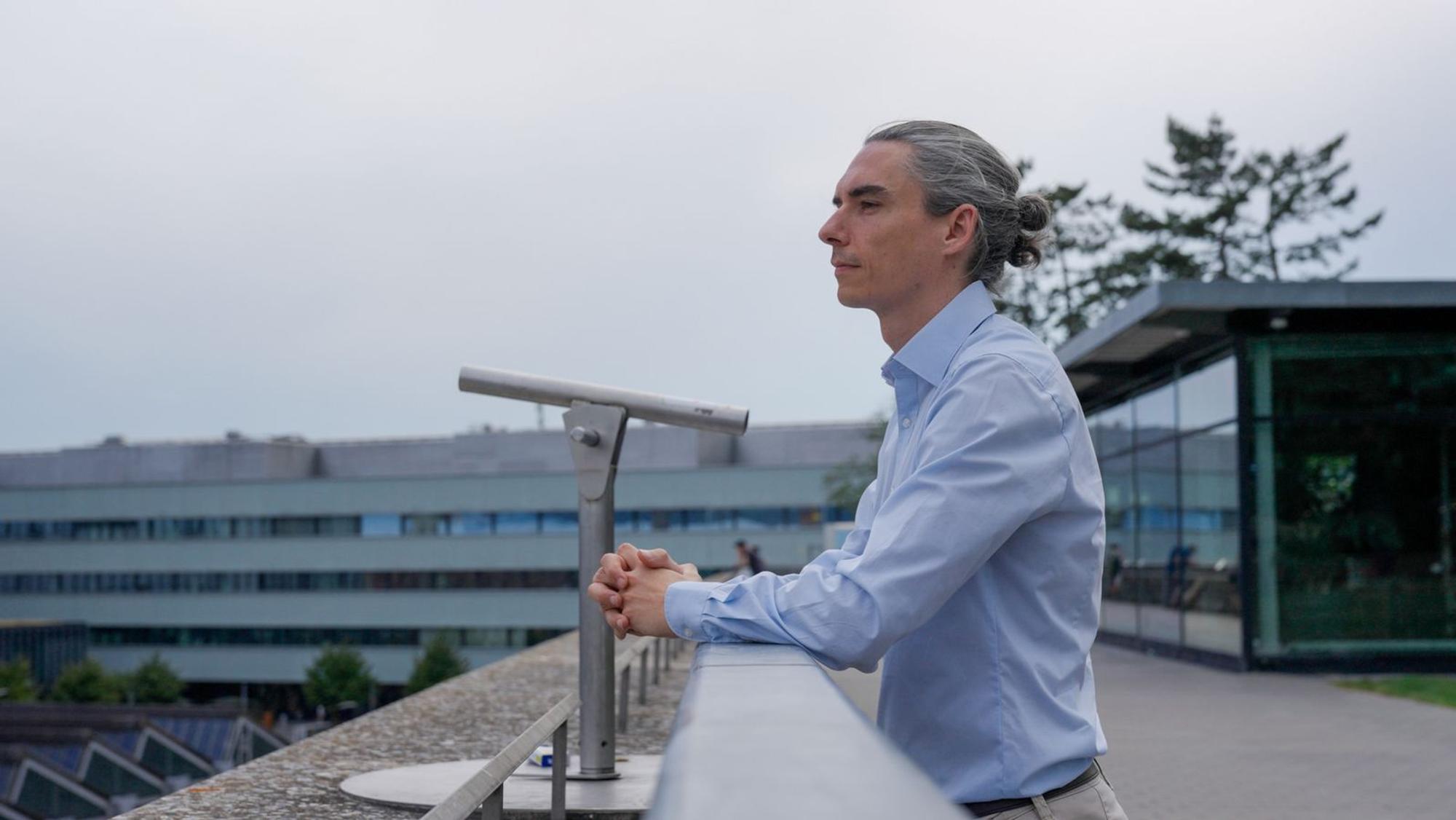 Dr. Andreas Stucki arbeitet für das PETA Wissenschaftskonsortium. Er sagt: „Ich bin überzeugt: Die menschliche Biologie wird nur mit menschlichen Zellen widergespiegelt und ein Tierversuch kann nicht hundertprozentig voraussagen, was im menschlichen Körper passiert.“ (Bild: ZDF/Manfred Karremann)