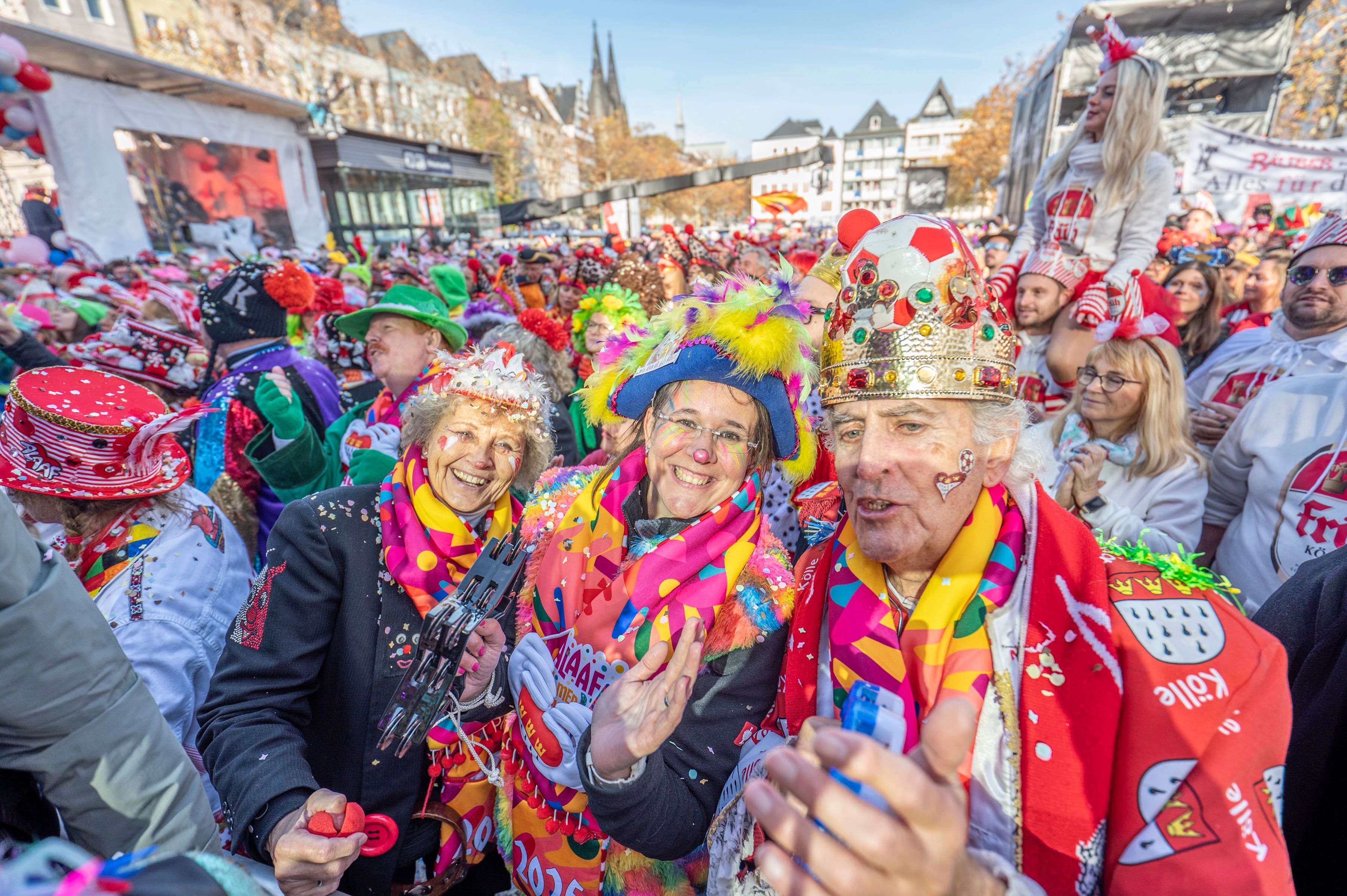 Die Jecken feiern auf dem Heumarkt.