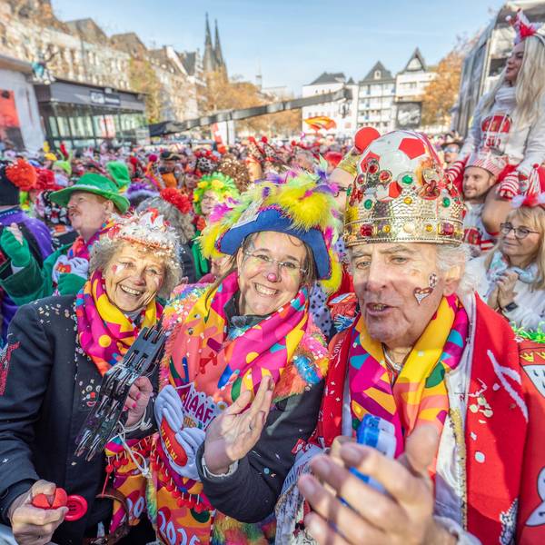Die Jecken feiern auf dem Heumarkt.