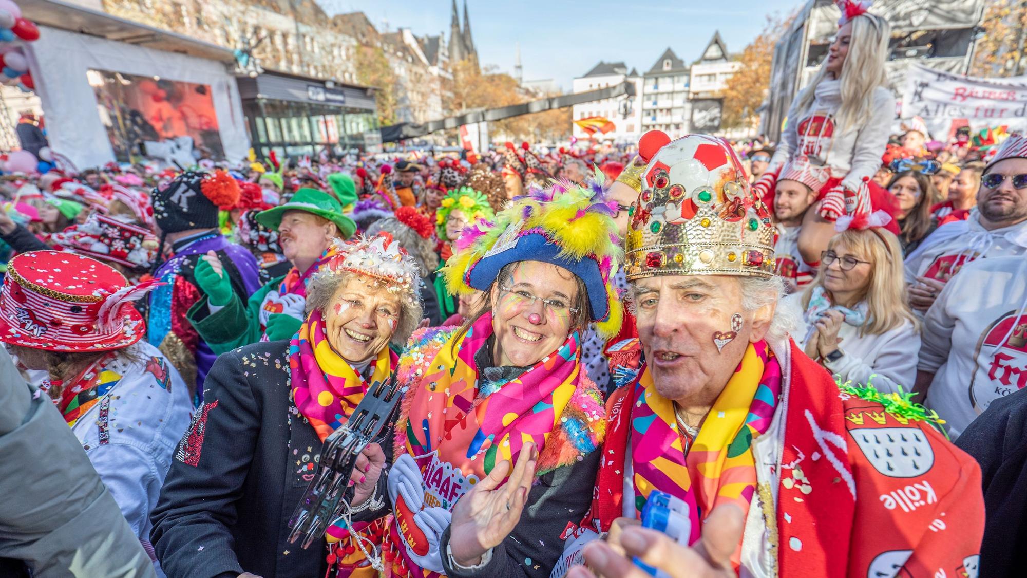 Die Jecken feiern auf dem Heumarkt.