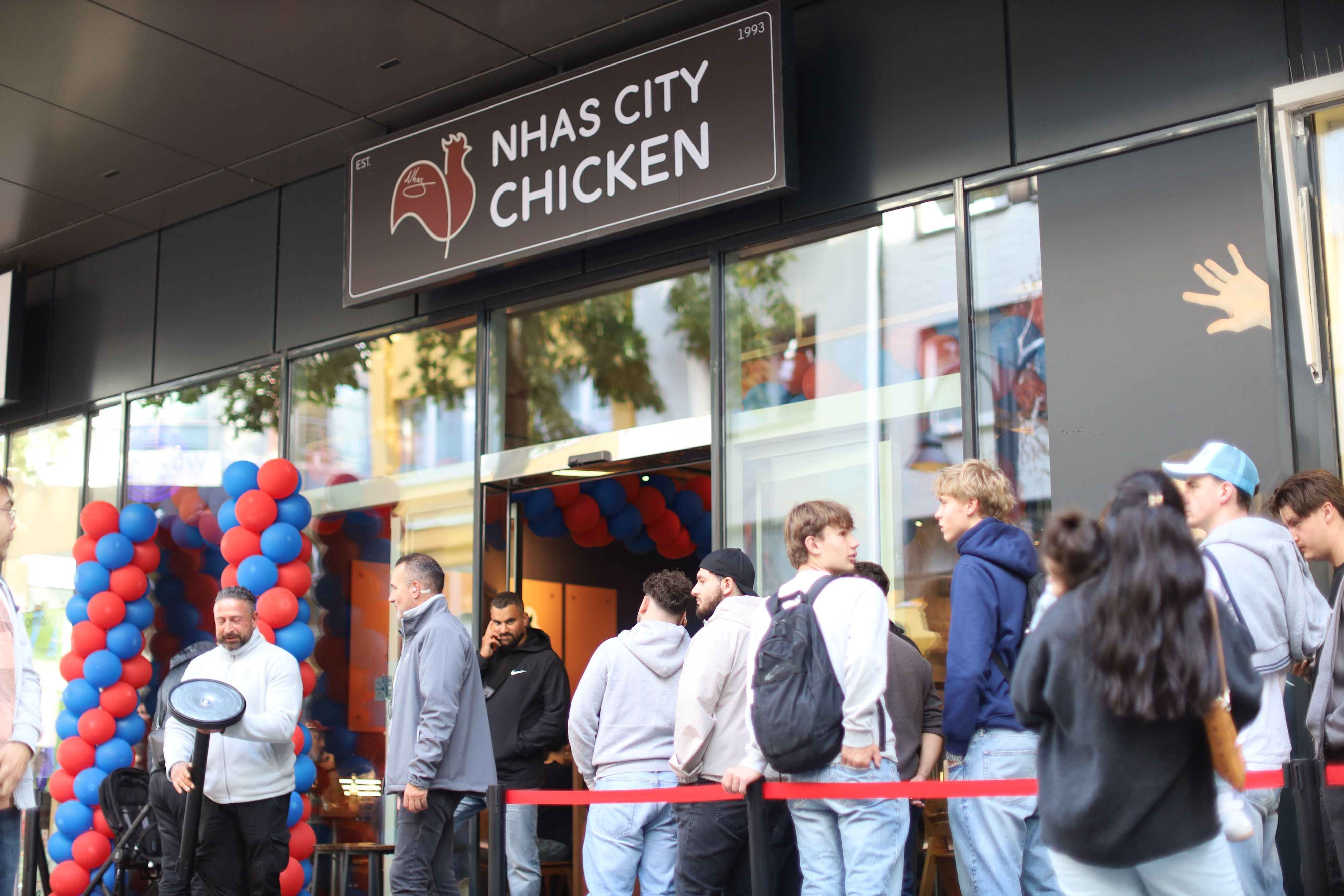 Warteschlange vor dem Imbiss Nhas City Chicken an der Breite Straße.