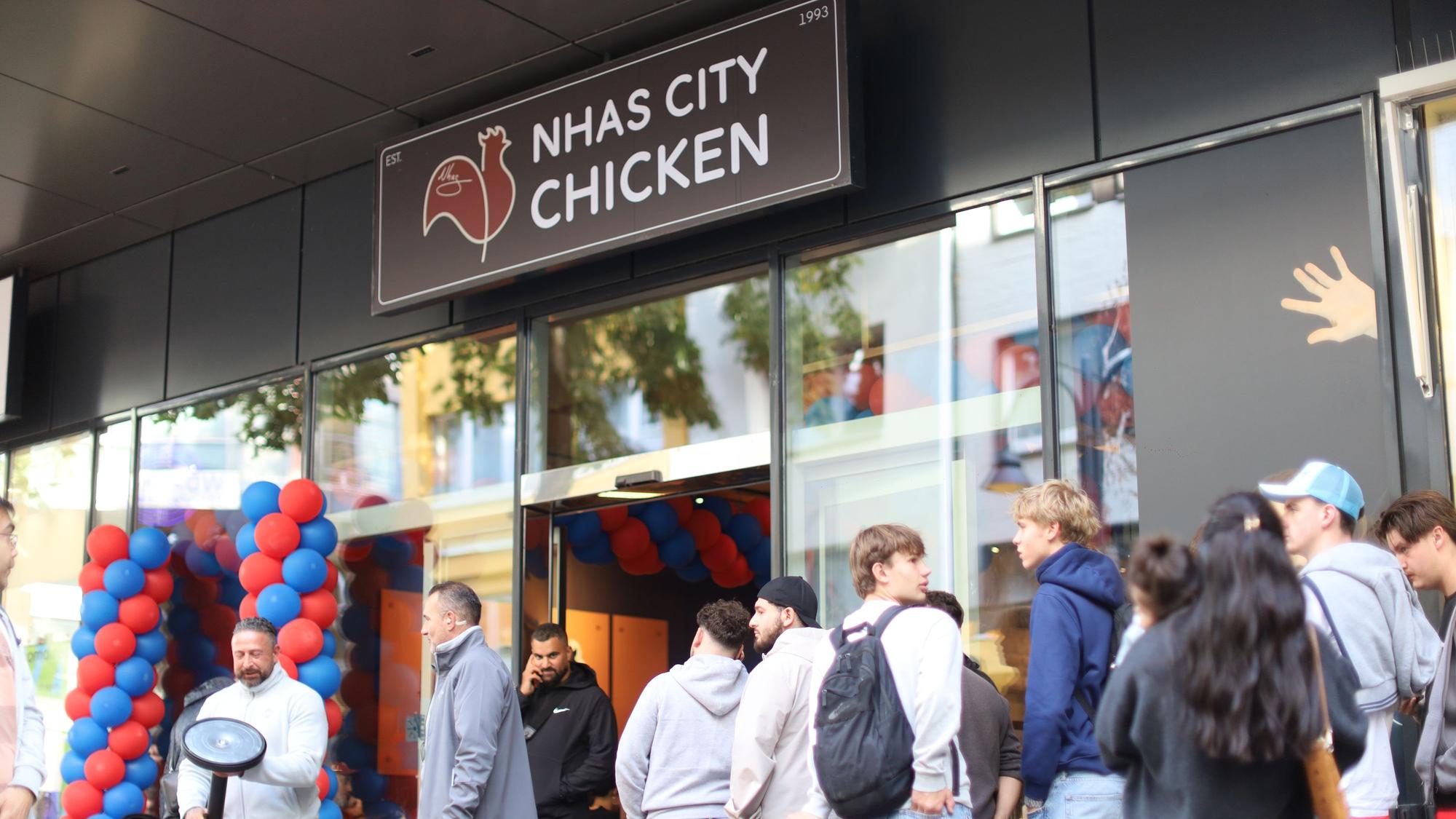 Warteschlange vor dem Imbiss Nhas City Chicken an der Breite Straße.