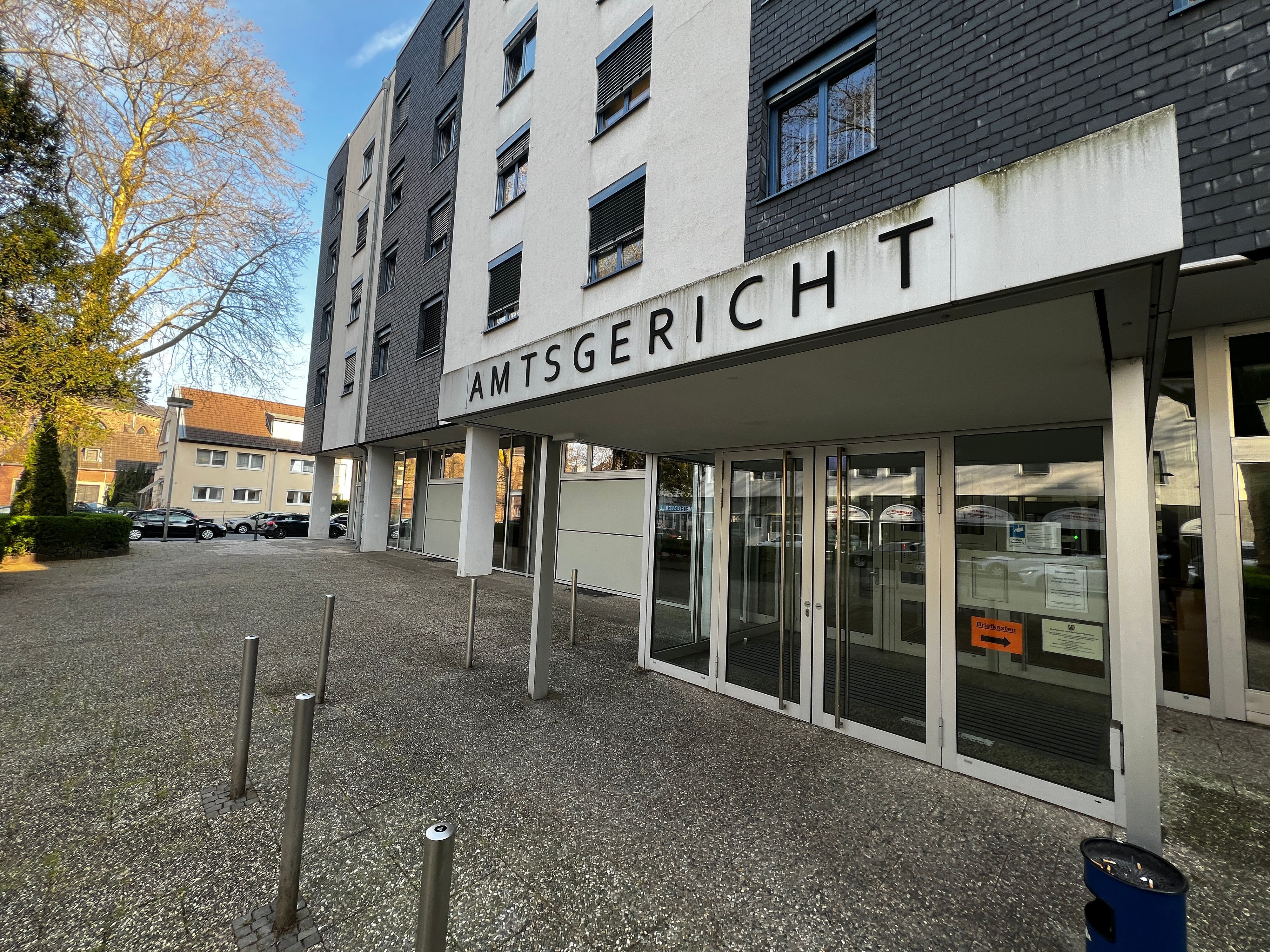 Ein 26-jähriges Mitglied der stadtbekannten Leverkusener Großfamilie muss sich vor Gericht verantworten.