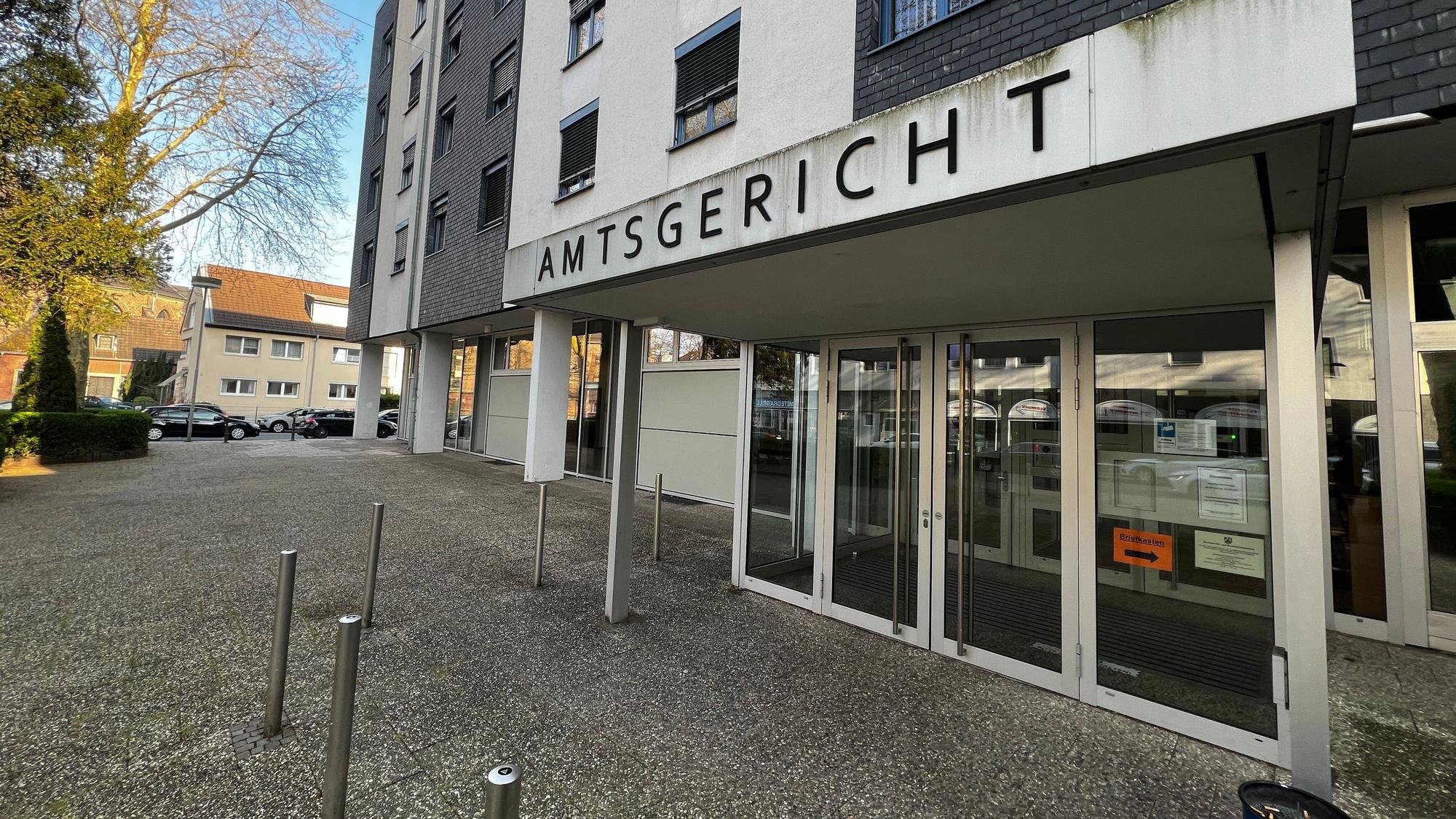 Ein 26-jähriges Mitglied der stadtbekannten Leverkusener Großfamilie muss sich vor Gericht verantworten.