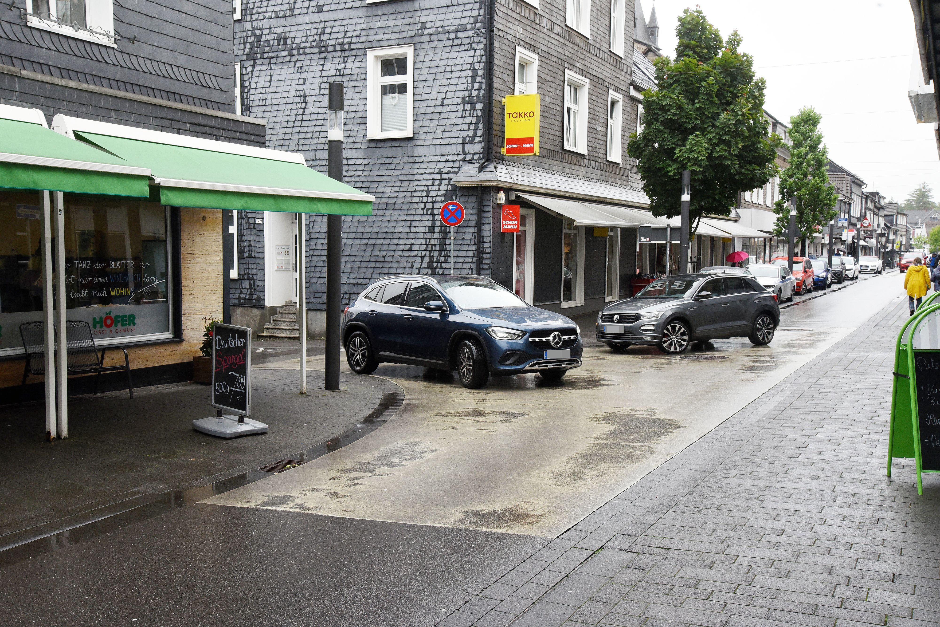 Das Foto zeigt zwei Autos, die sich an der Einmündung der Dr.-Eugen-Kersting-Straße in die Untere Straße begegnen.
