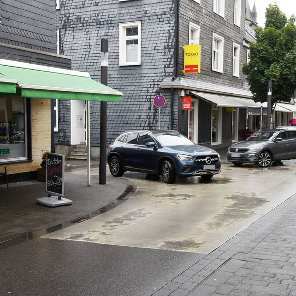 Das Foto zeigt zwei Autos, die sich an der Einmündung der Dr.-Eugen-Kersting-Straße in die Untere Straße begegnen.