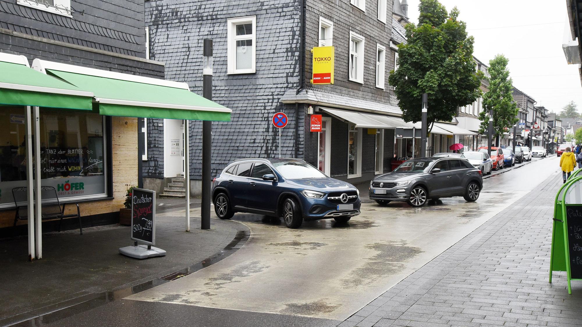 Das Foto zeigt zwei Autos, die sich an der Einmündung der Dr.-Eugen-Kersting-Straße in die Untere Straße begegnen.