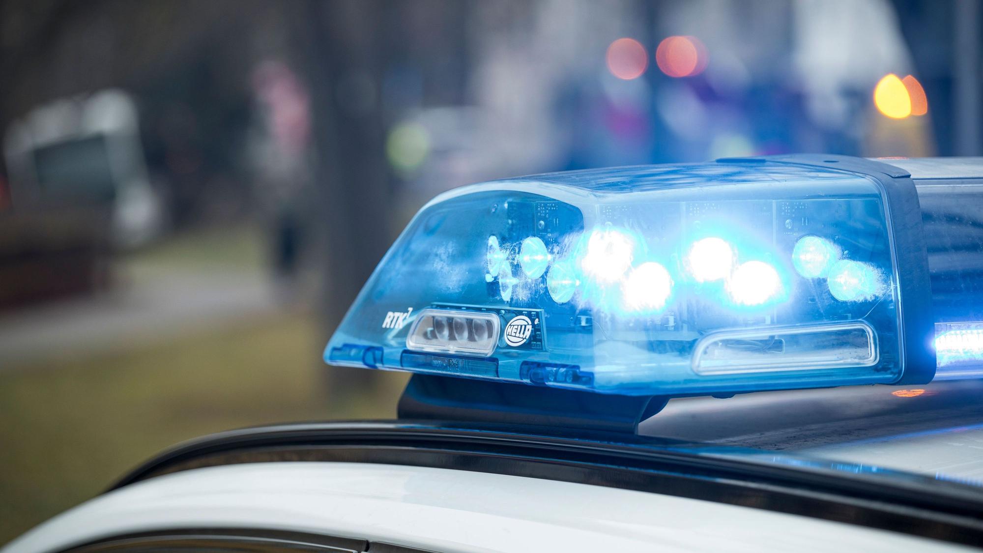 In Hürth hat es einen schweren Unfall unter Beteiligung eines Polizeifahrzeugs gegeben (Symbolfoto mit Blaulicht).