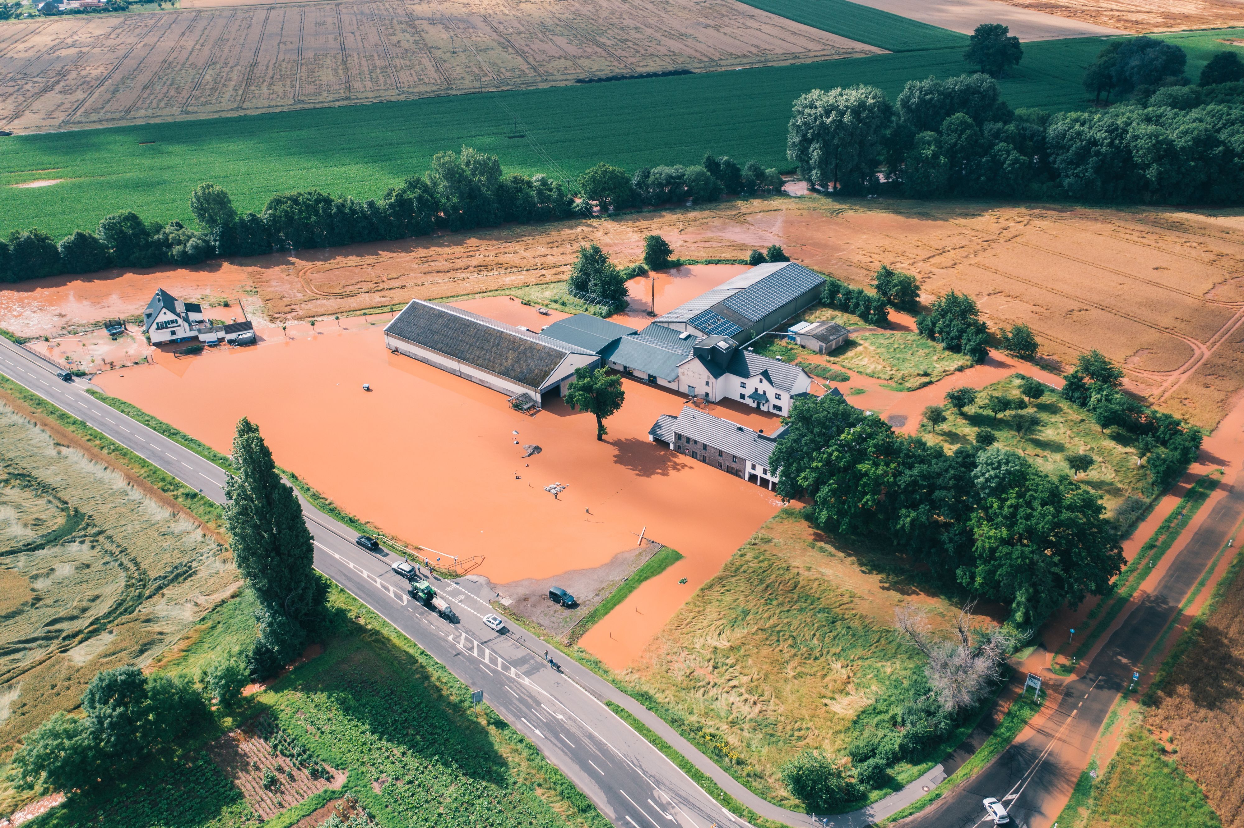 Die Luftaufnahme zeigt die Gebäude der Probstmühle, umgeben von einem See aus schlammigem Wasser.