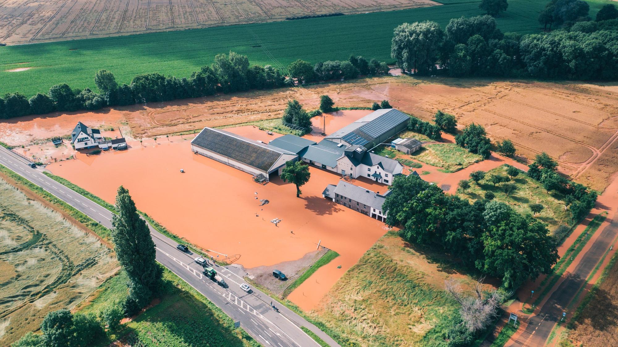 Die Luftaufnahme zeigt die Gebäude der Probstmühle, umgeben von einem See aus schlammigem Wasser.