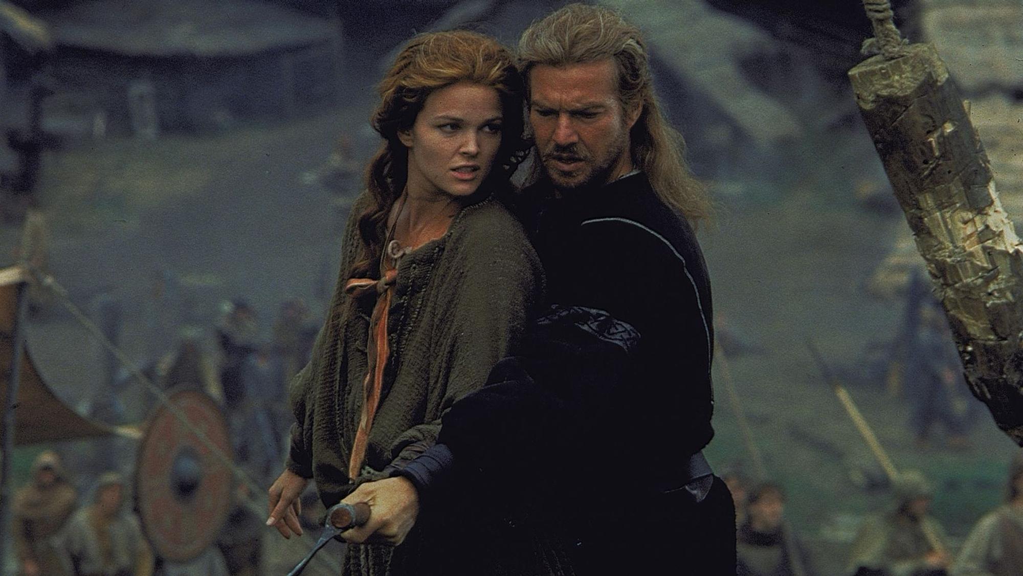 Ritter und Drachentöter Bowen (Dennis Quaid) verliebt sich in Kara (Dina Meyer). (Bild: RTL / 1996 Universal City Studios, Inc.)
