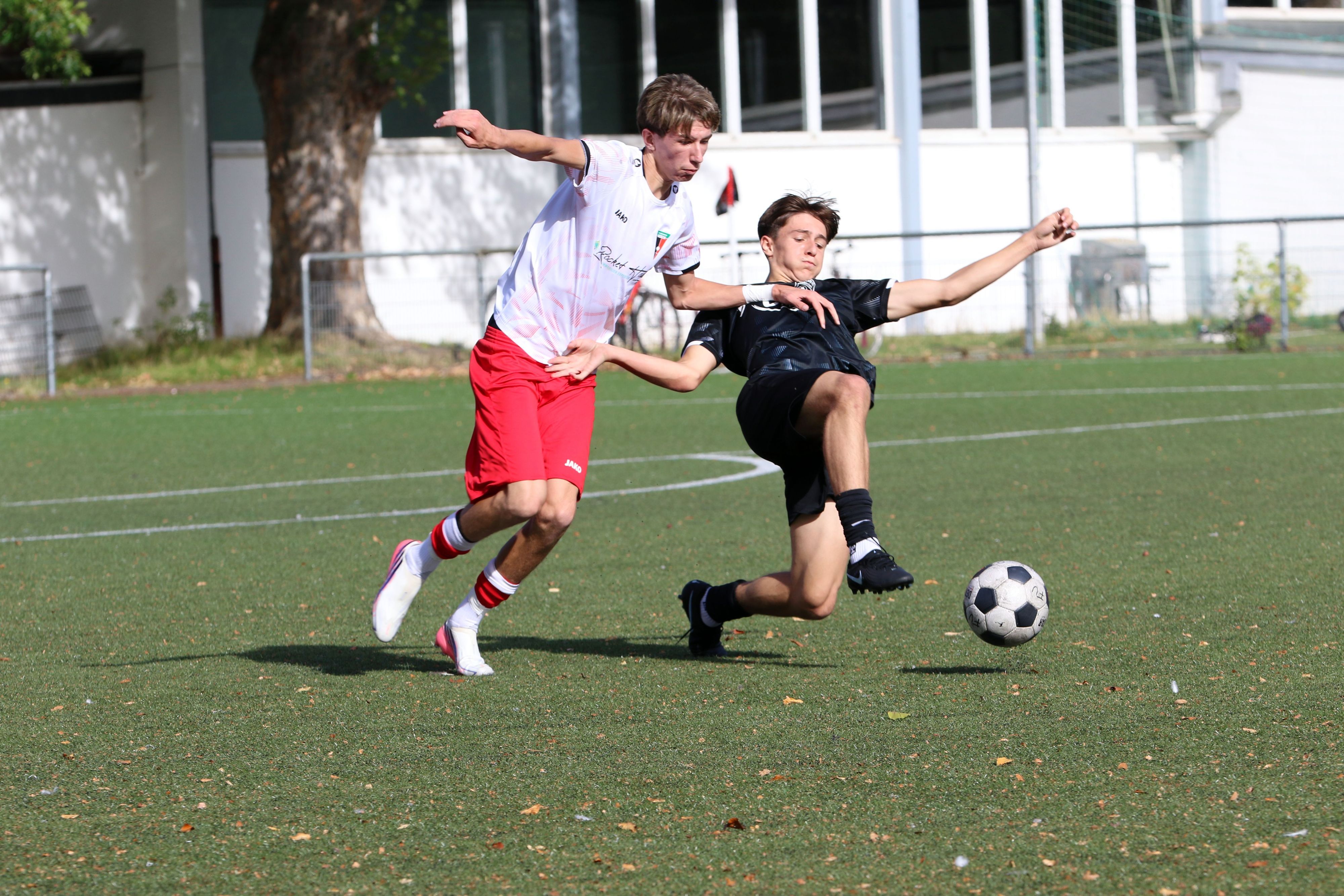 Ein Spieler der JSG Erft 01 grätscht in der Partie gegen Wegberg-Beeck nach dem Ball.
