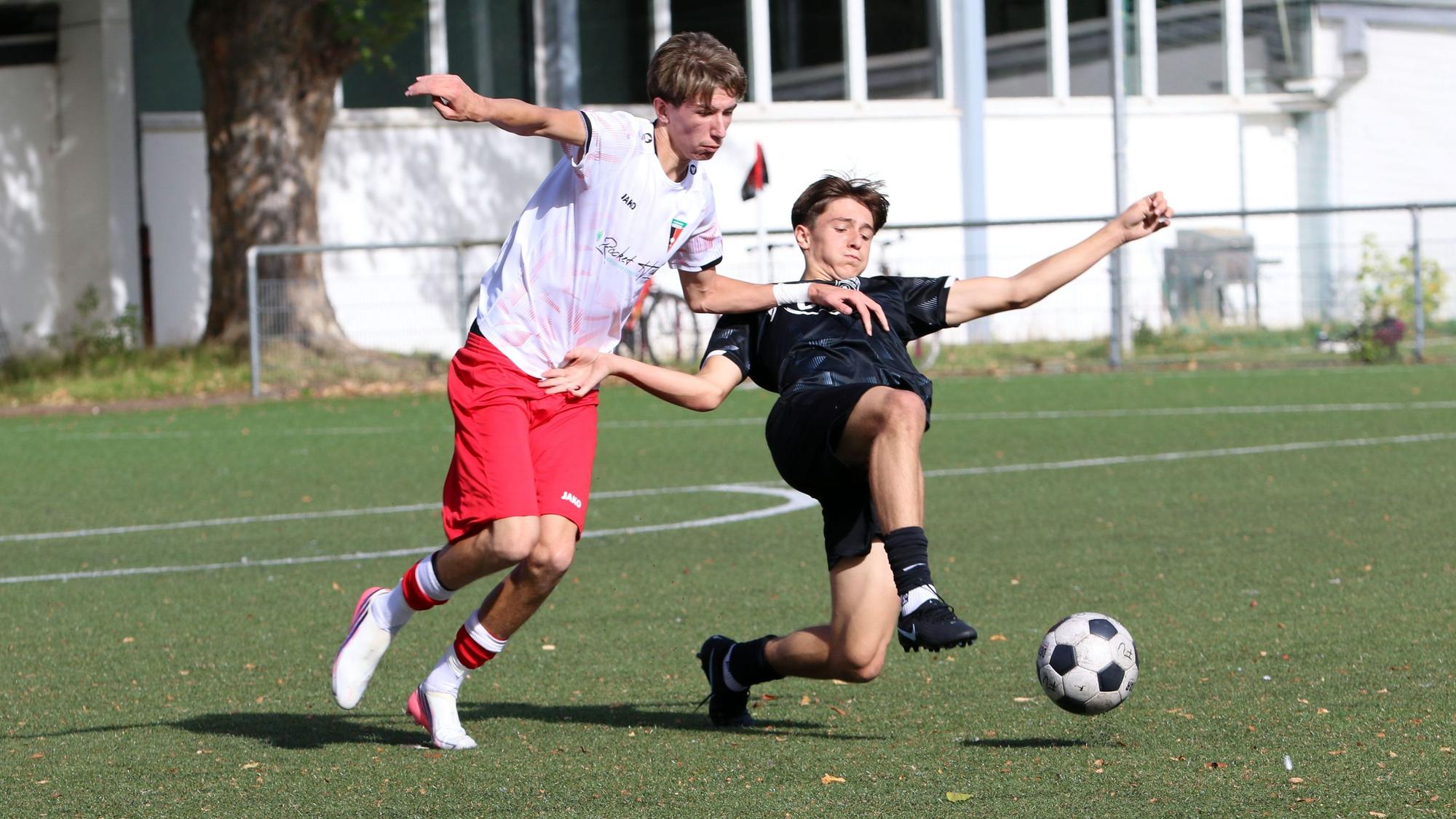 Ein Spieler der JSG Erft 01 grätscht in der Partie gegen Wegberg-Beeck nach dem Ball.