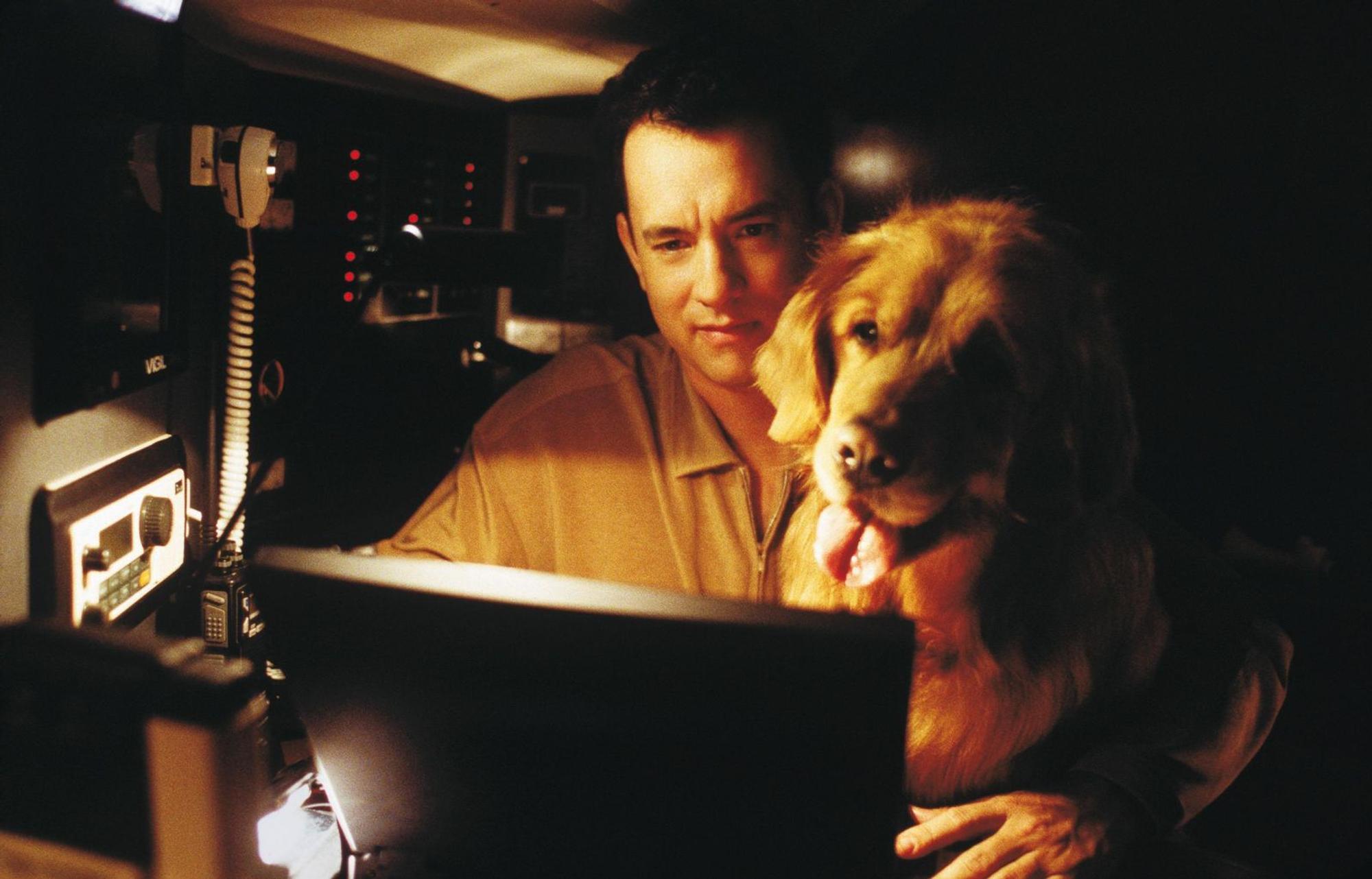 Joe (Tom Hanks) verbringt täglich viele Stunden vor seinem Computer, denn er will keine Mail von dem anonymen „Shopgirl“ verpassen. (Bild: RTL/Warner Bros. Ent.)