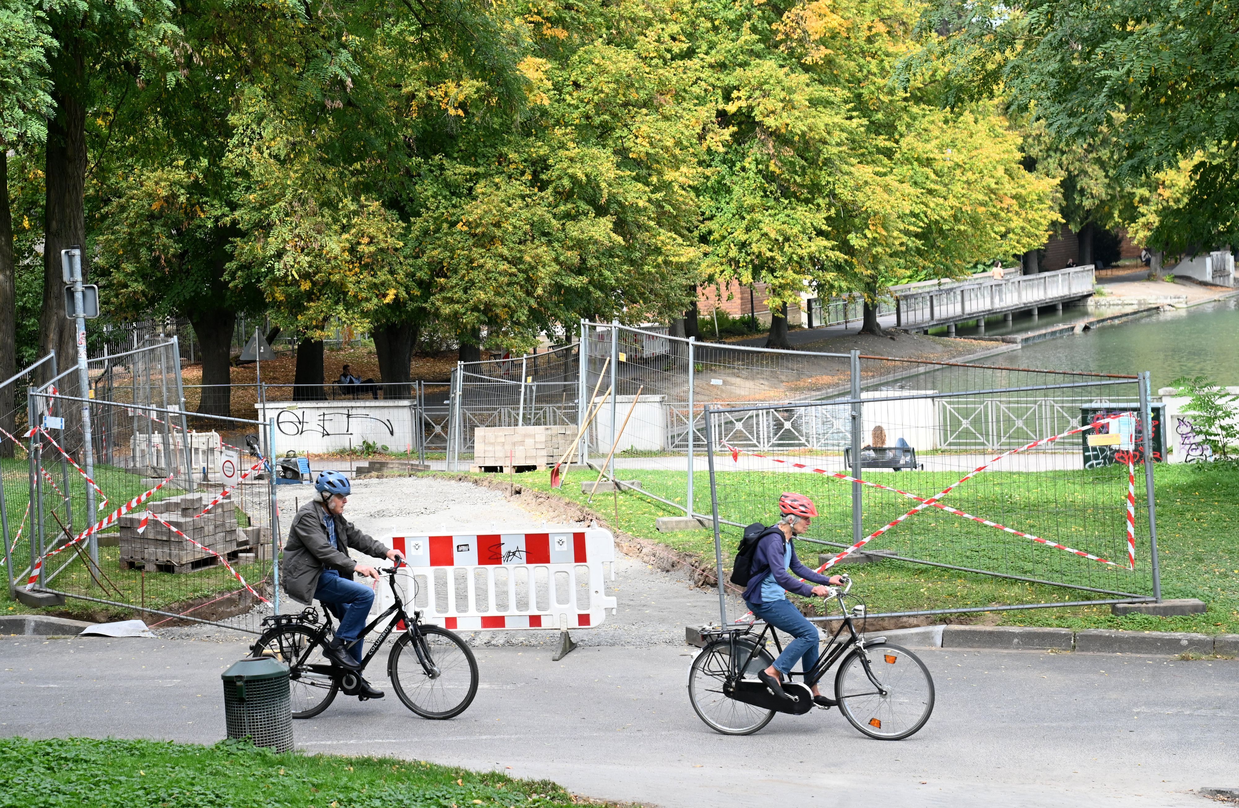 Das Grünflächenamt hat begonnen, die Wege am Aachener Weiher zu sanieren.