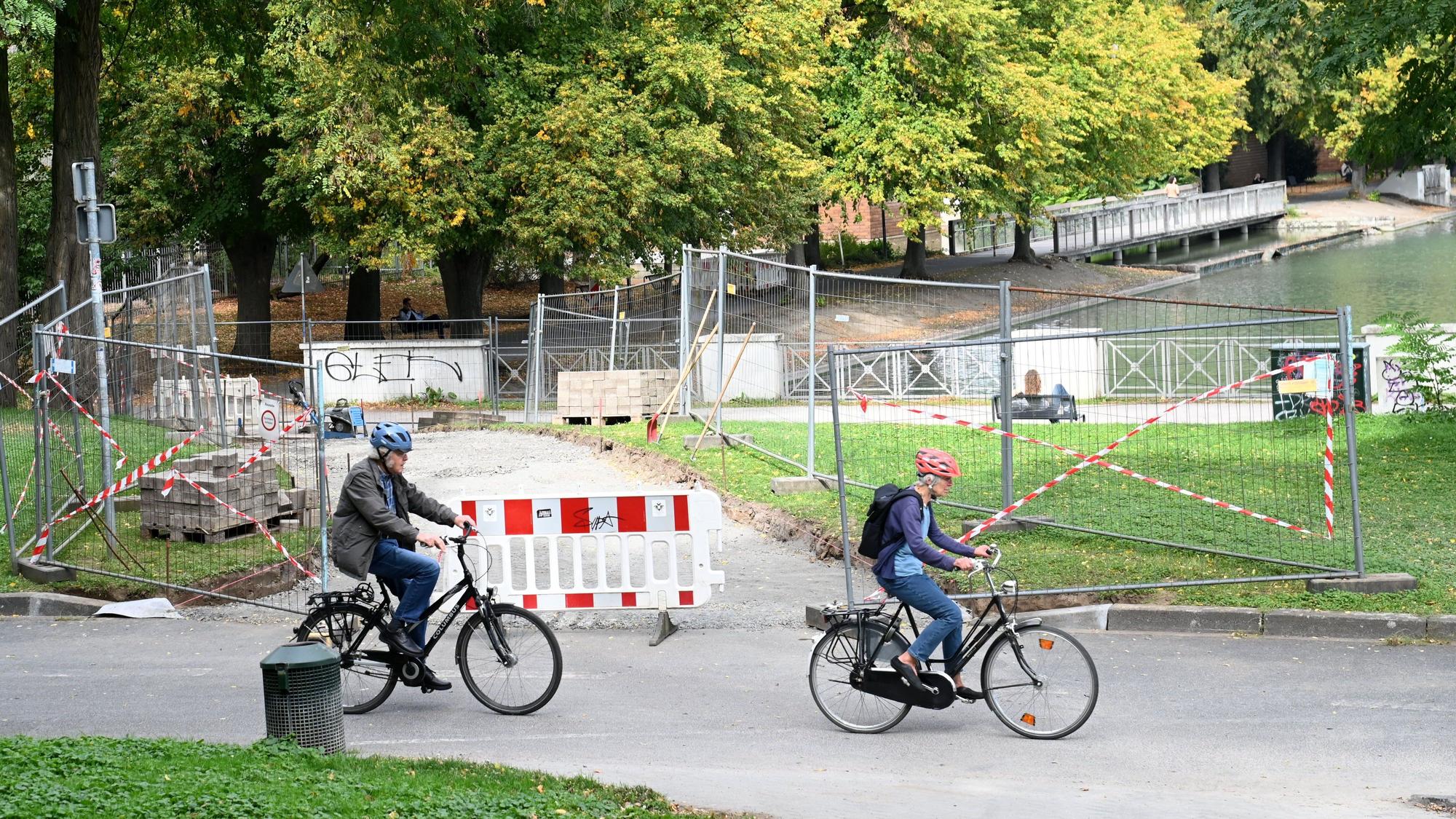 Das Grünflächenamt hat begonnen, die Wege am Aachener Weiher zu sanieren.