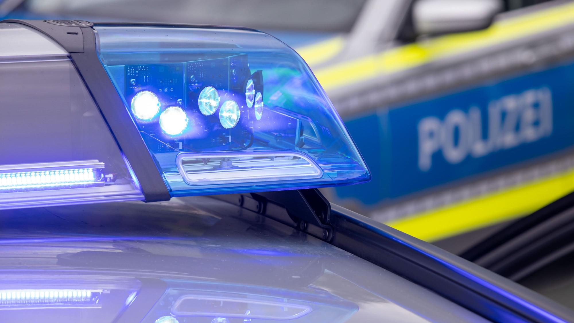 ARCHIV - 04.08.2021, Bayern, Nürnberg: Ein Blaulicht auf dem Dach eines Polizeifahrzeugs. (zu dpa: «Sexualdelikt auf dem Oktoberfest: 31-Jähriger in Haft») Foto: Daniel Karmann/dpa +++ dpa-Bildfunk +++
