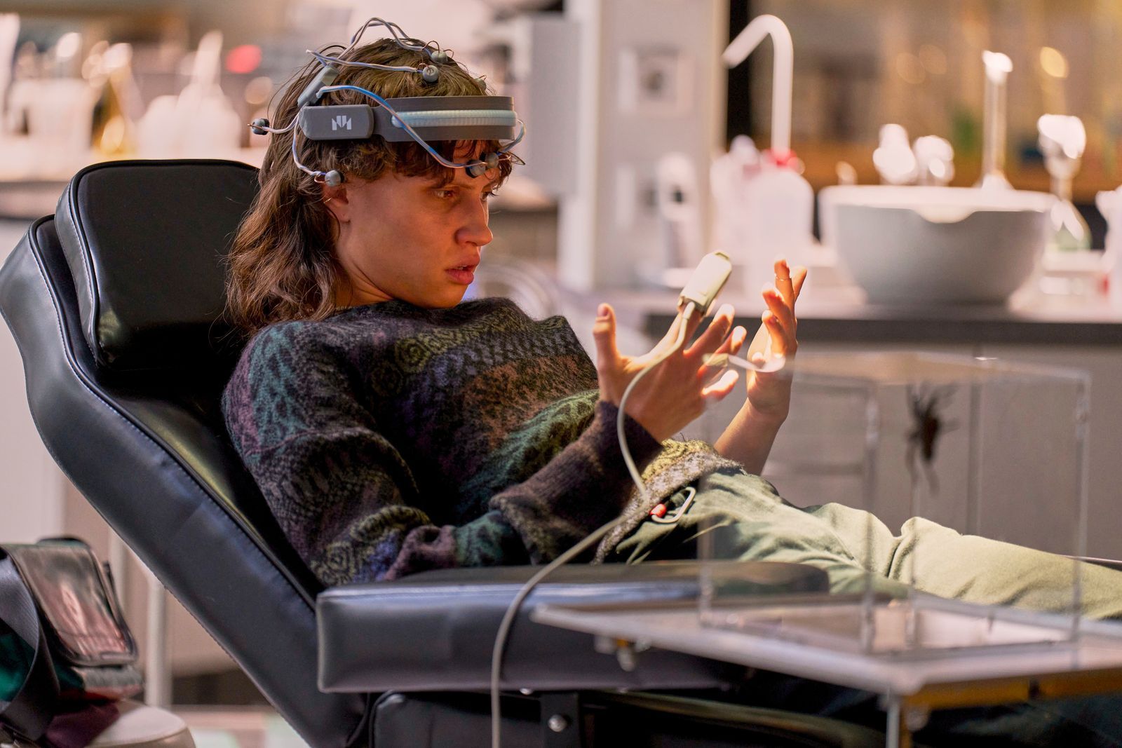 In der Serie „Wake Up“ spielt Luna Jordan die junge Angstpatientin Emma, die an der Studie einer Nanobot-Forscherin teilnimmt. (Bild: ZDF / Frank Dicks)