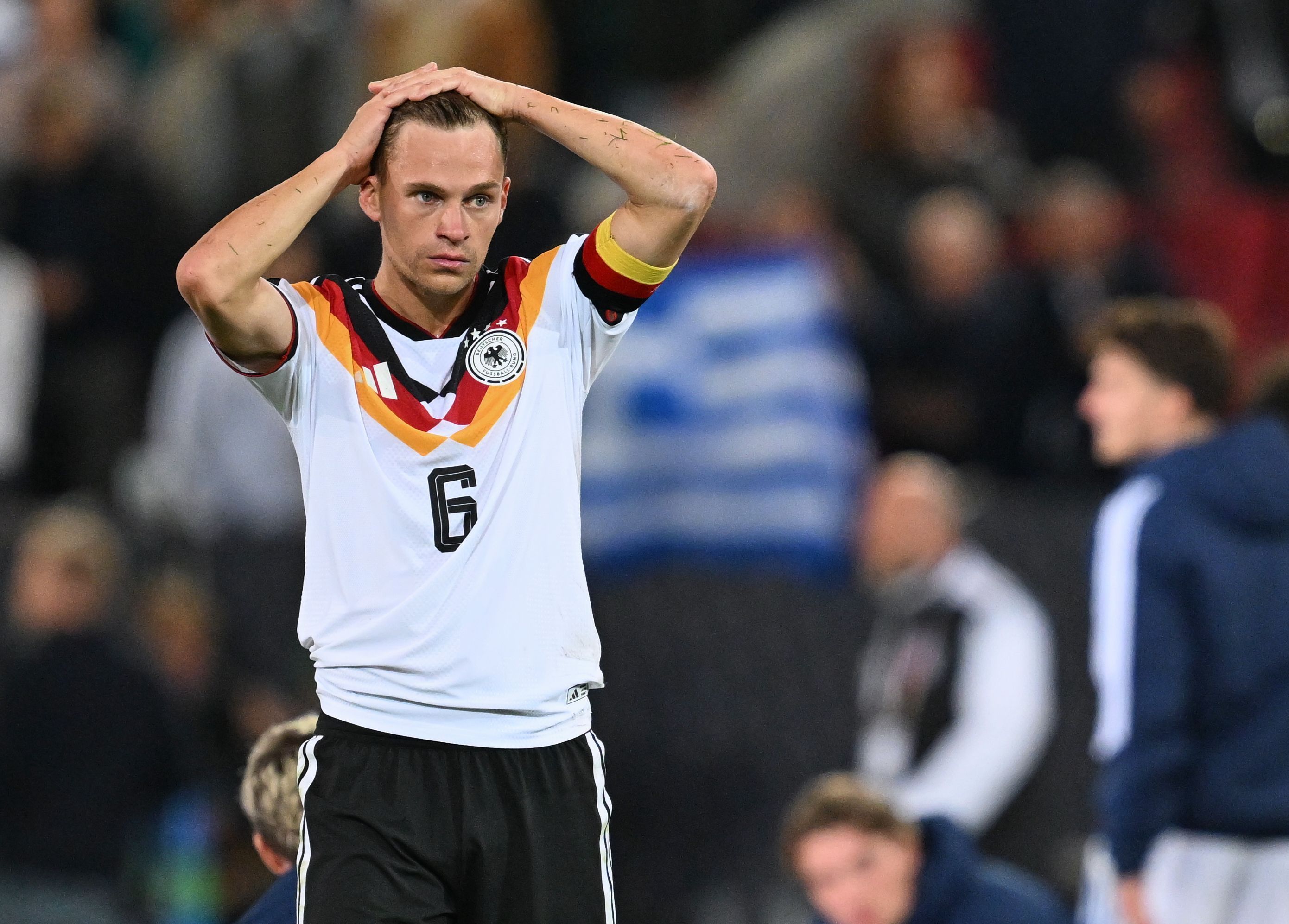 DFB-Kapitän Joshua Kimmich steht nach der Pleite gegen Griechenland enttäuscht auf dem Platz.
