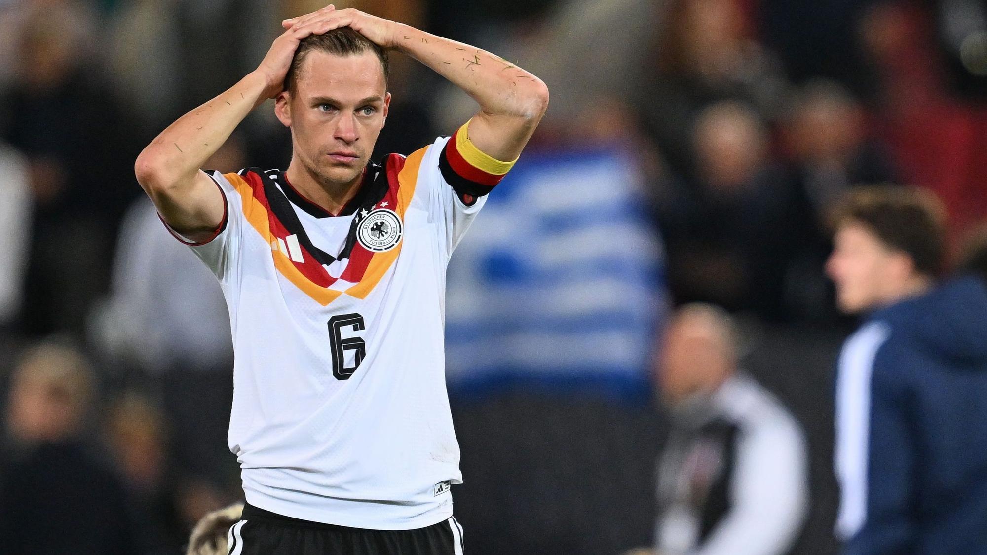 DFB-Kapitän Joshua Kimmich steht nach der Pleite gegen Griechenland enttäuscht auf dem Platz.