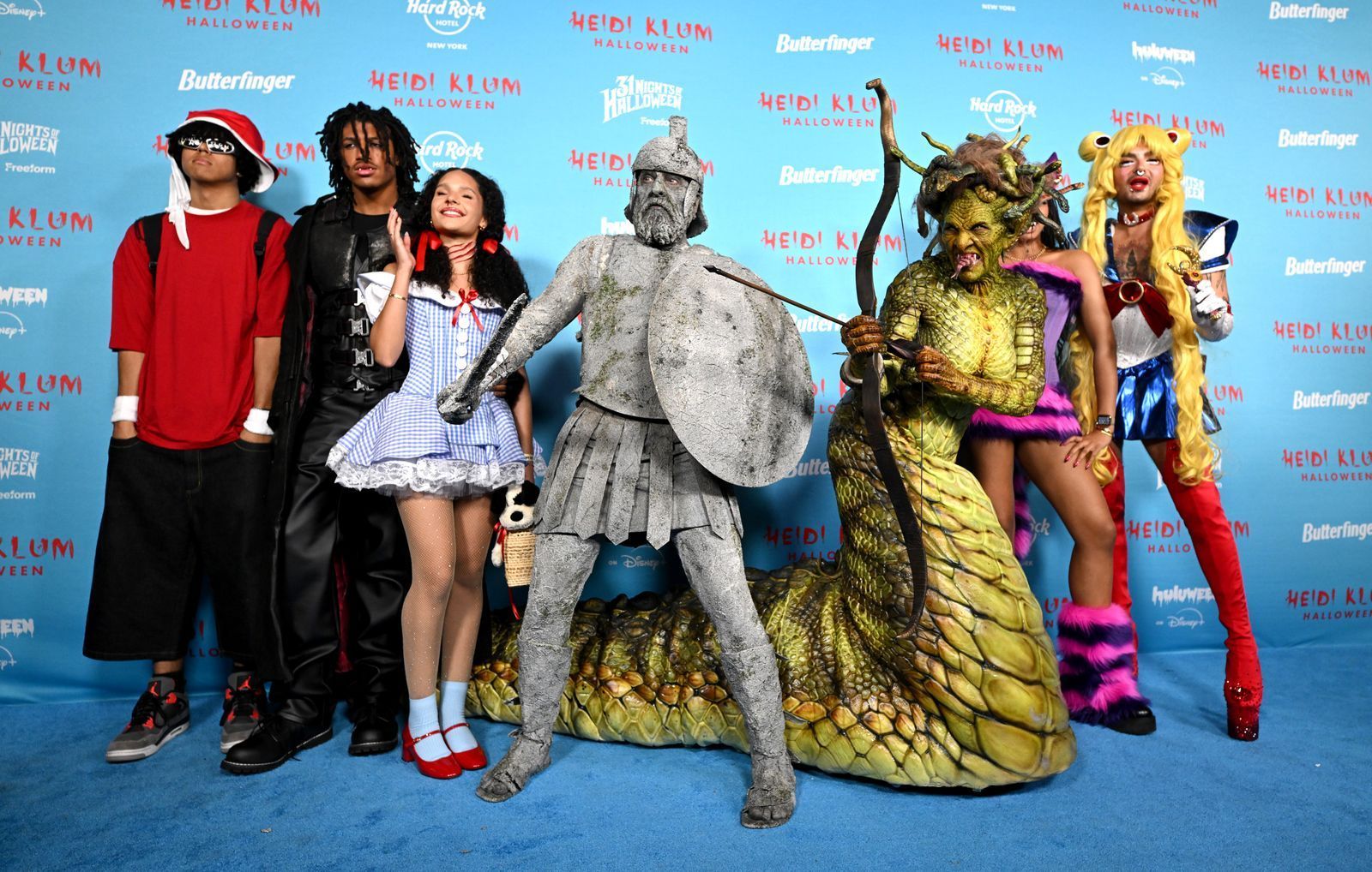Vergangenes Jahr feierte Heidi Klum (Dritte von rechts) gemeinsam mit ihrer Familie bei ihrer Halloweenparty.  (Bild: 2025 Getty Images/Noam Galai)