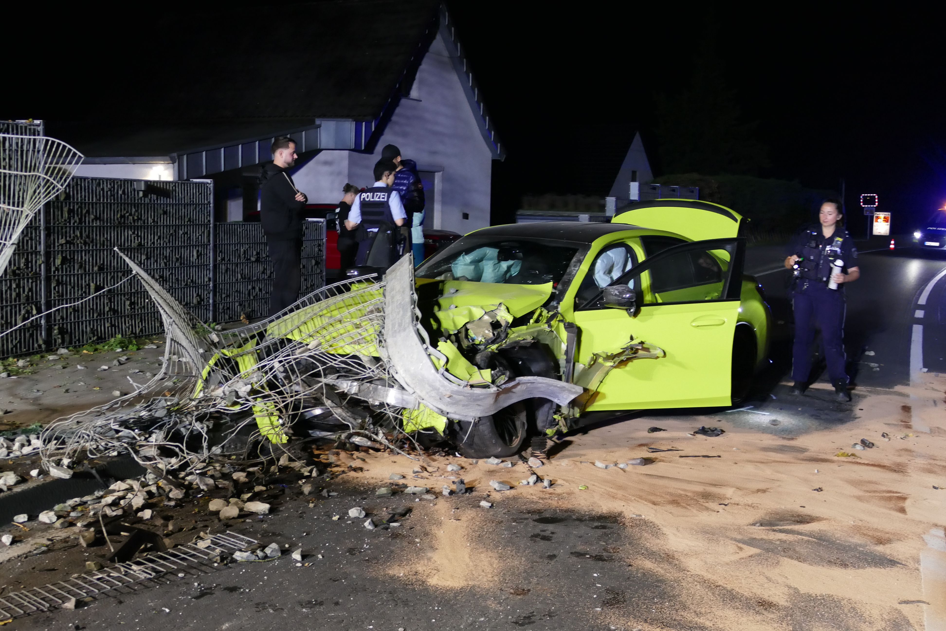 Der 22-Jährige war mit dem BMW in den Metallzaun gekracht.