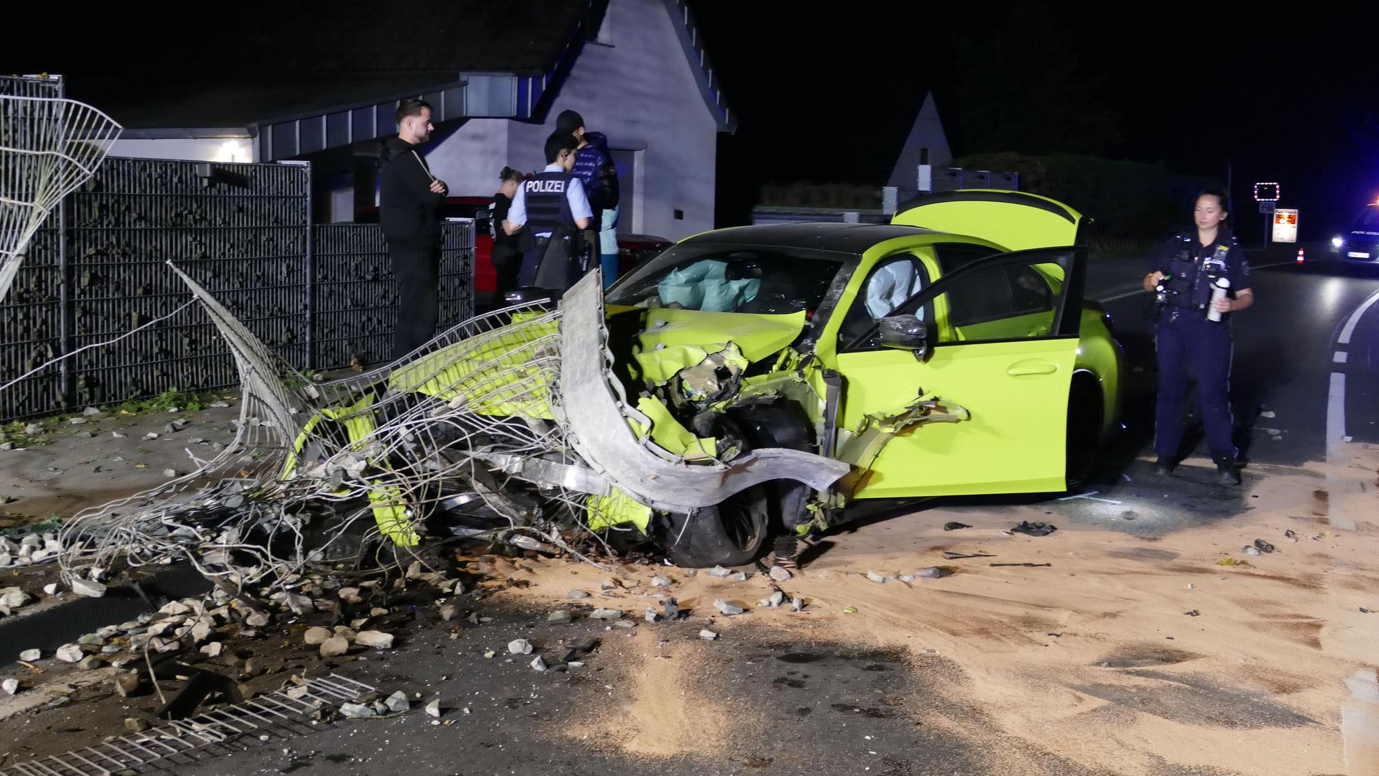 Der 22-Jährige war mit dem BMW in den Metallzaun gekracht.